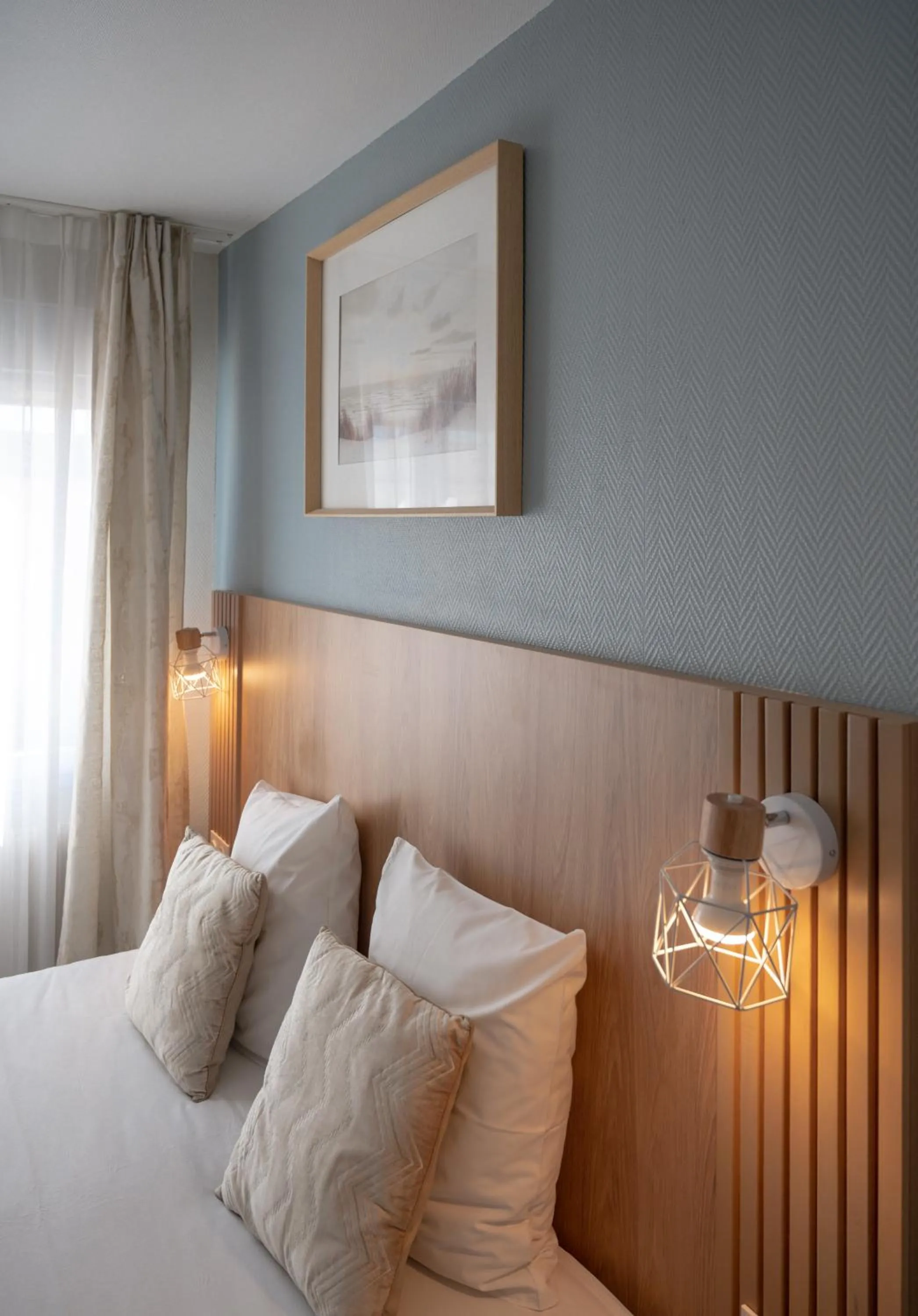 Bedroom, Bed in Hôtel Le Rivage vue sur mer - Châtelaillon-plage