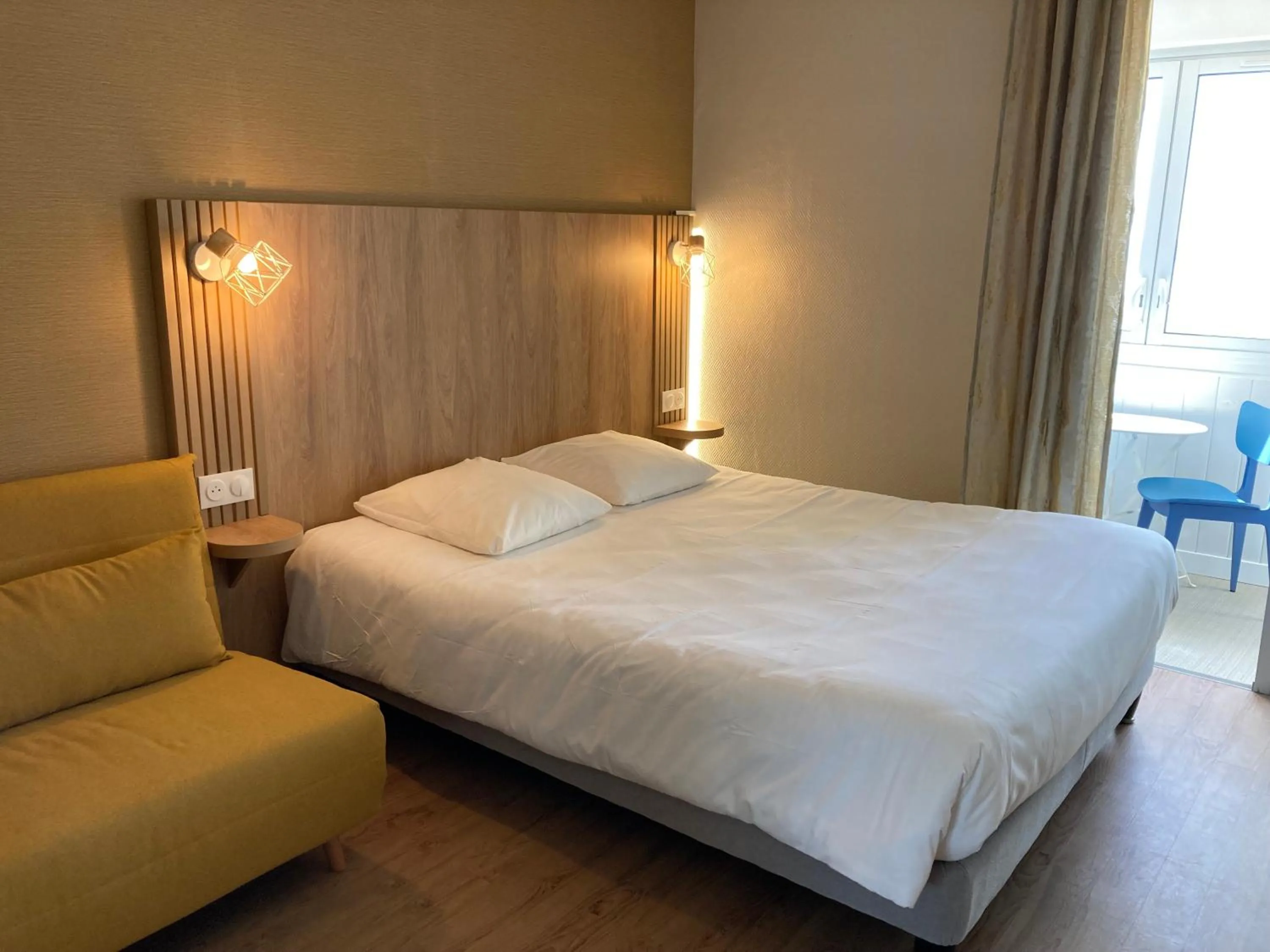 Bedroom, Bed in Hôtel Le Rivage vue sur mer - Châtelaillon-plage