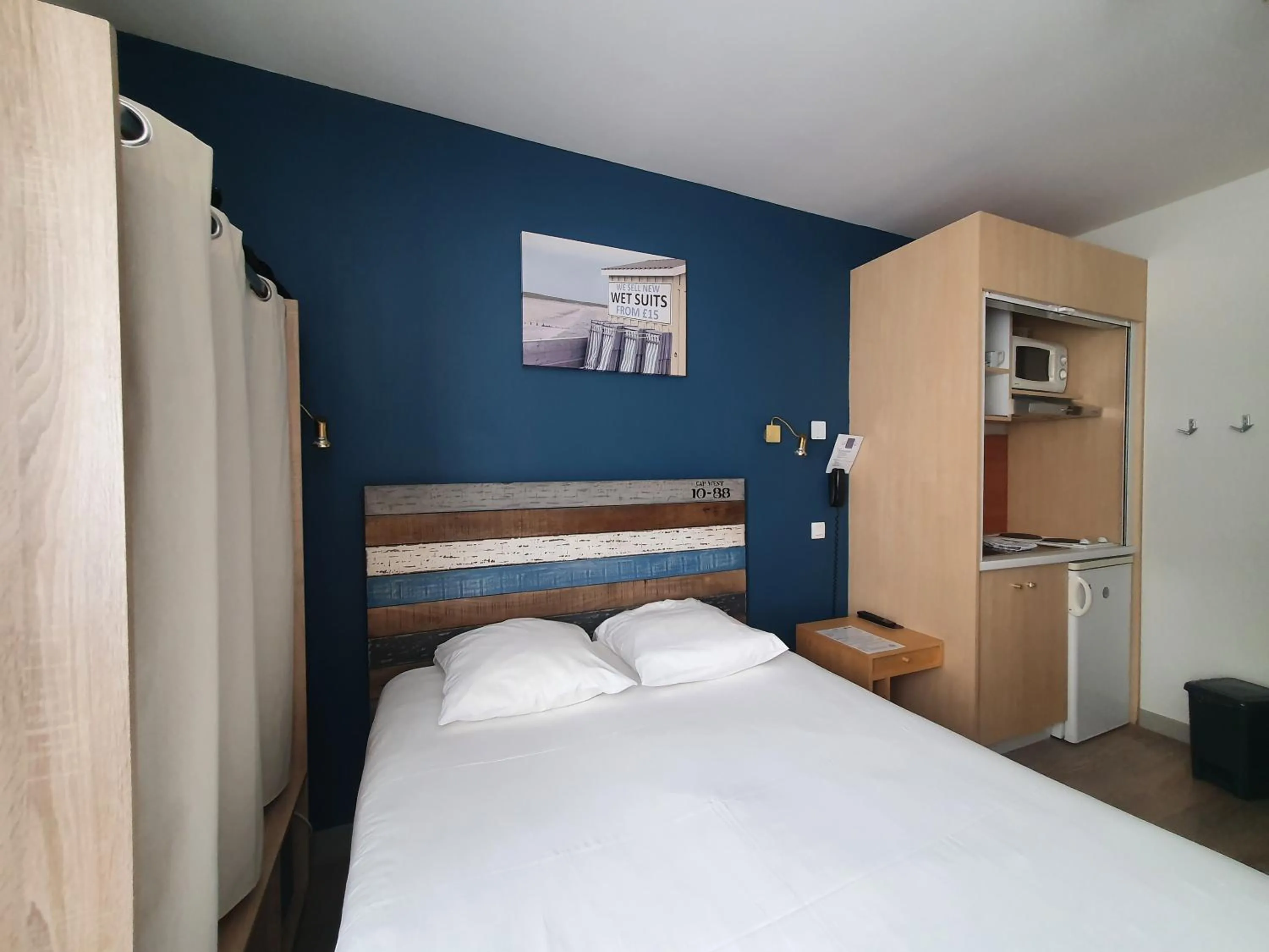 Bed in Hôtel Le Rivage vue sur mer - Châtelaillon-plage