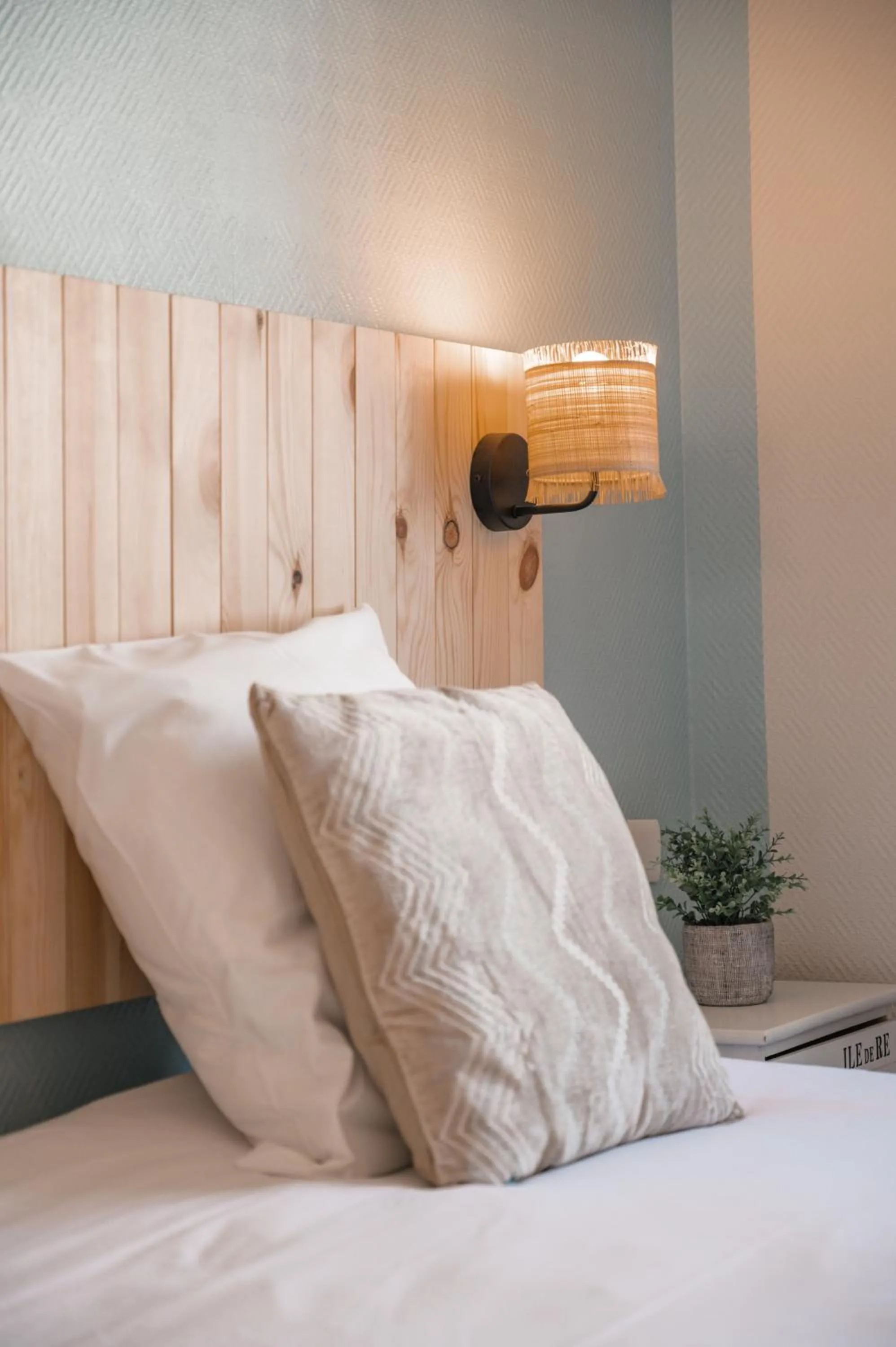 Bedroom, Bed in Hôtel Le Rivage vue sur mer - Châtelaillon-plage