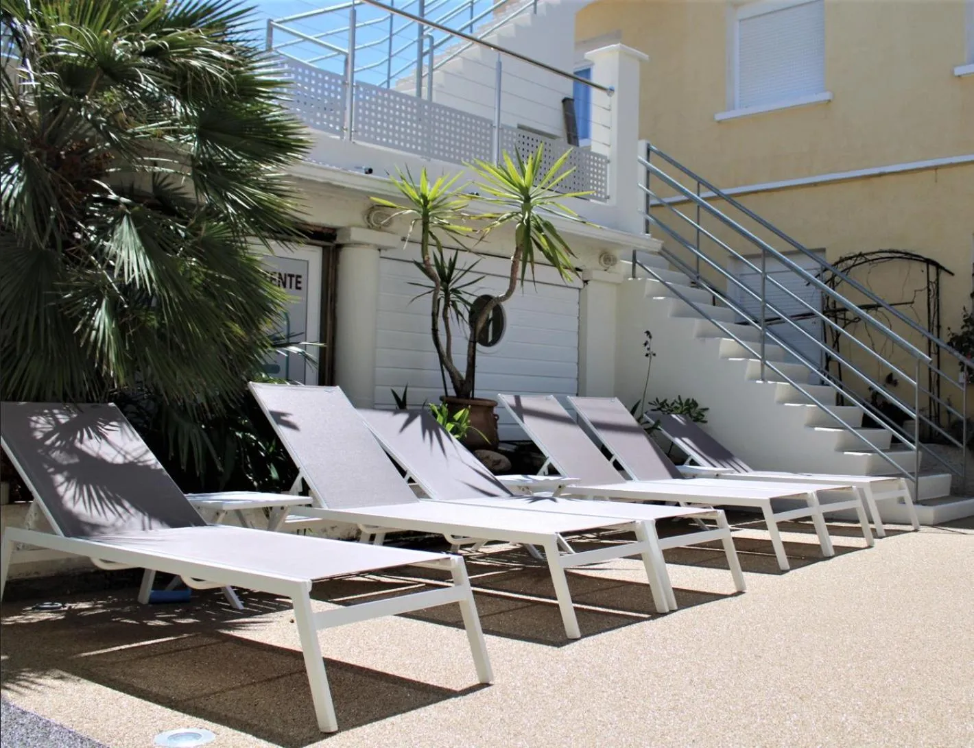 Patio in Hôtel Le Rivage vue sur mer - Châtelaillon-plage