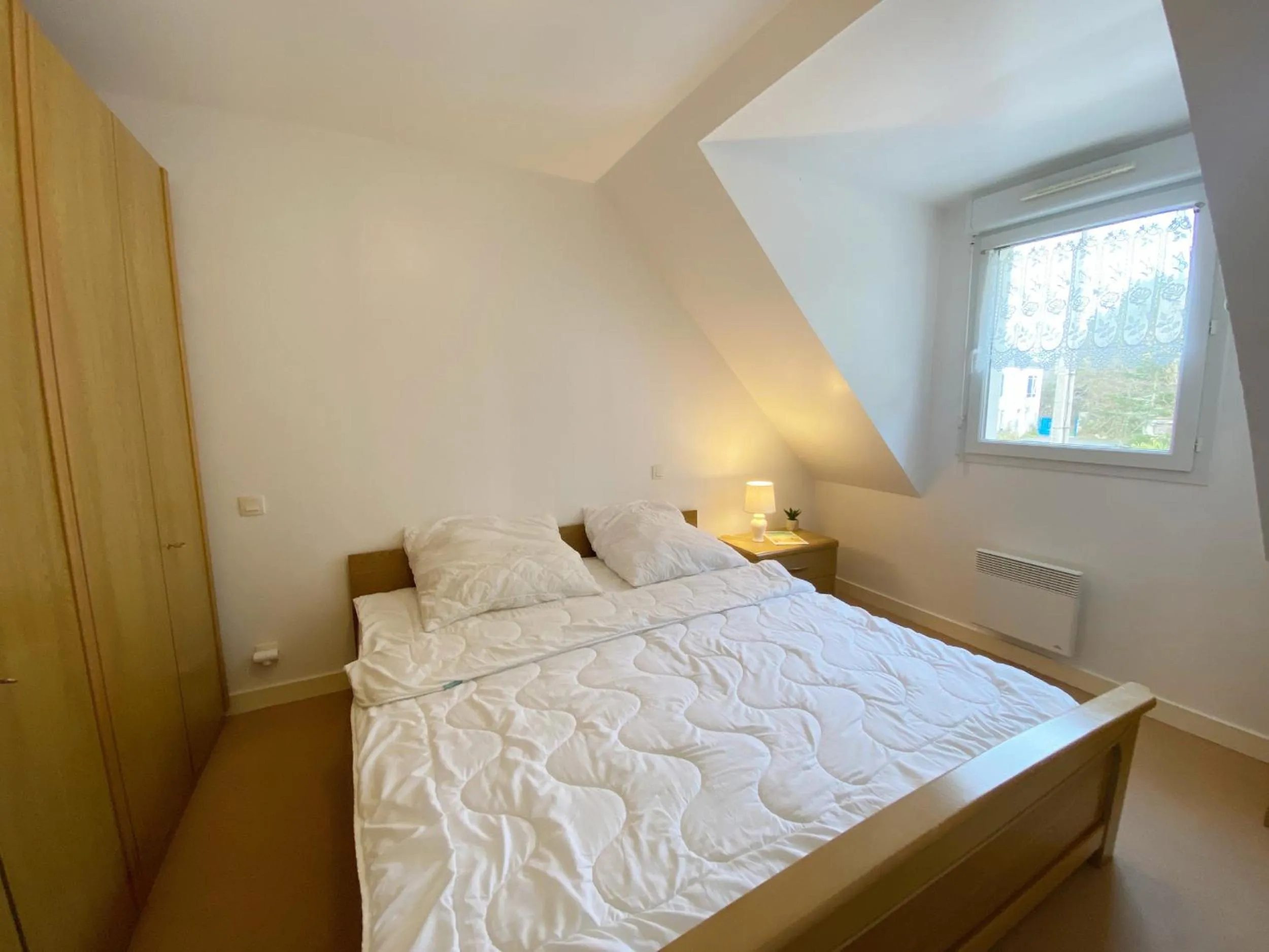 Bed in KERBACHIQUE - Maison, Confort, Jardin - C89