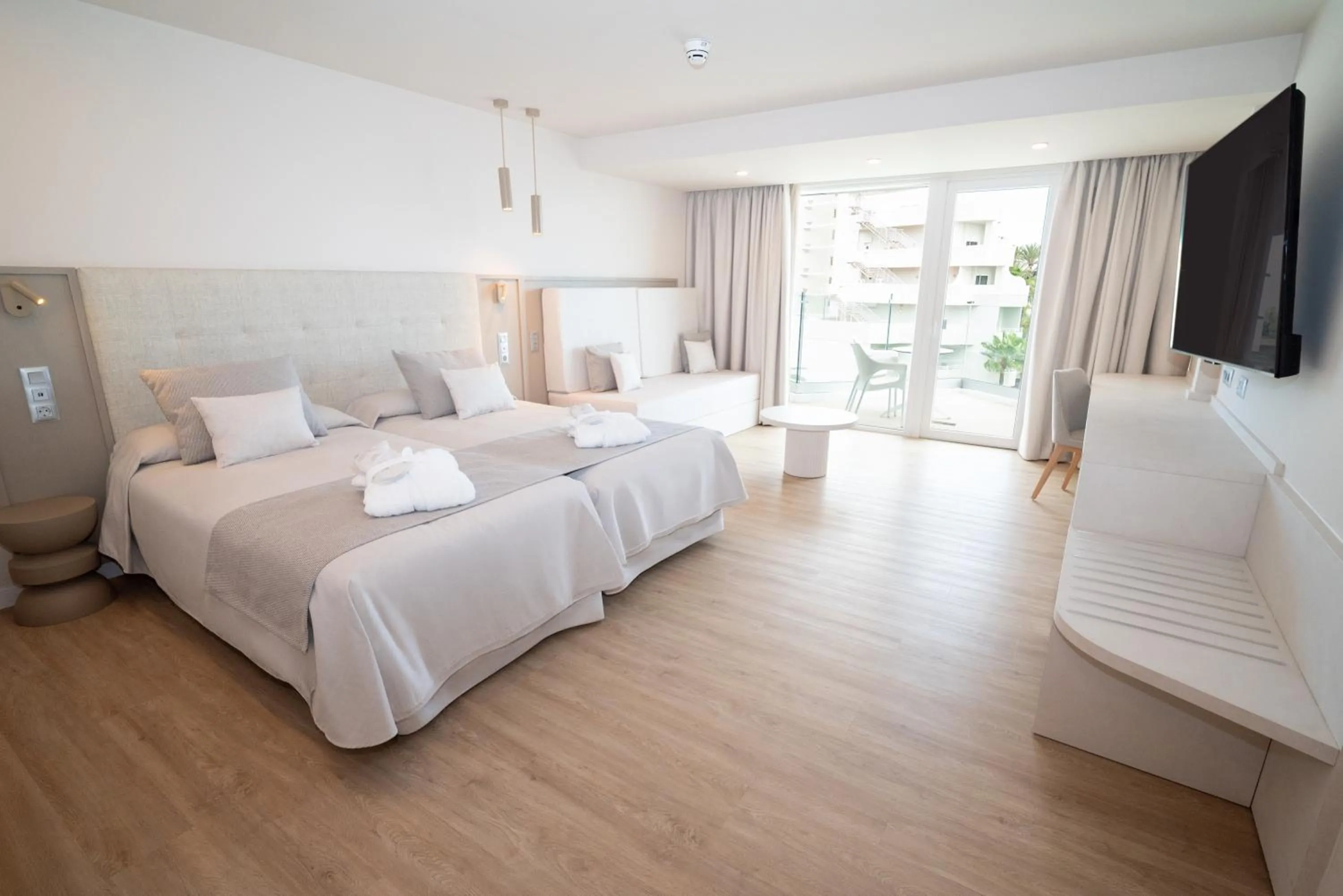 Balcony/Terrace, Bed in Hotel Sahara Playa