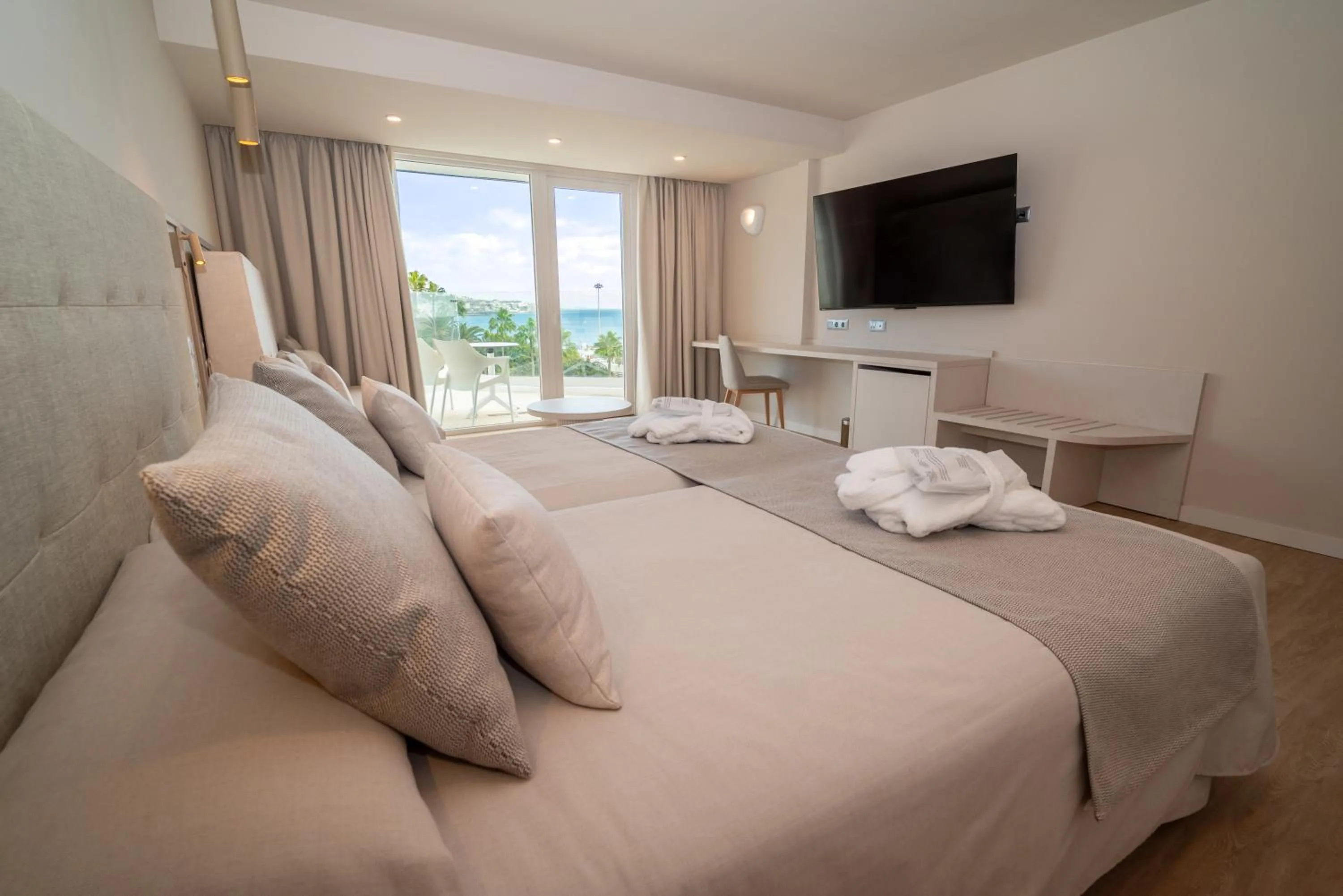 Balcony/Terrace, Bed in Hotel Sahara Playa