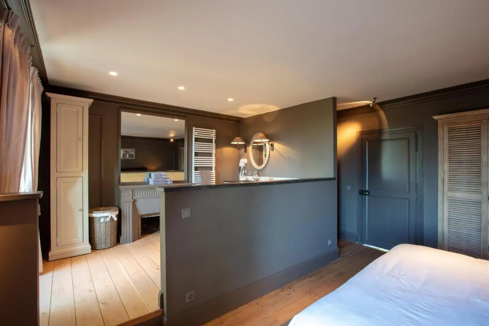 Deluxe Double or Twin Room with Garden View in Château de Planchevienne Deluxe Double or Twin Room with Garden View in Château de Planchevienne