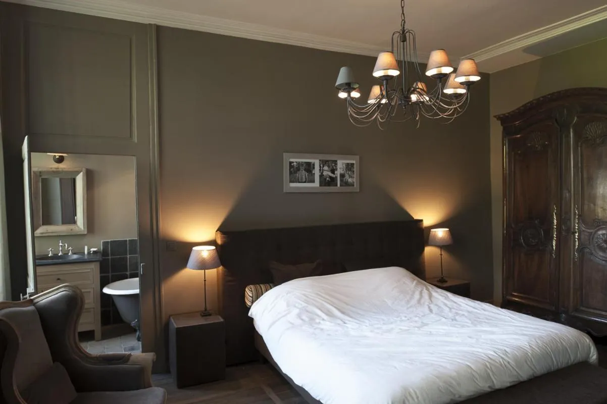 Photo of the whole room, Bed in Château de Planchevienne