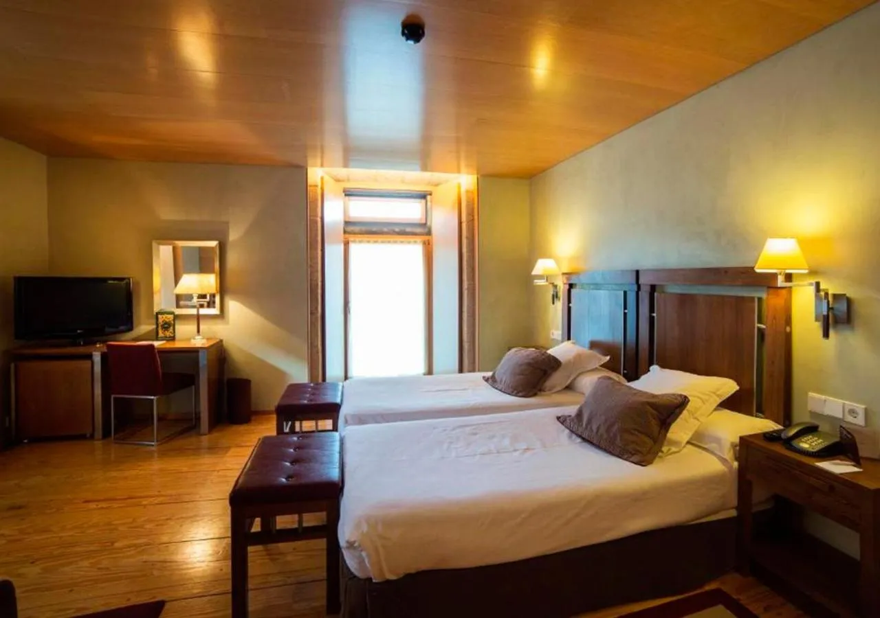 Photo of the whole room, Bed in Parador de Santo Estevo