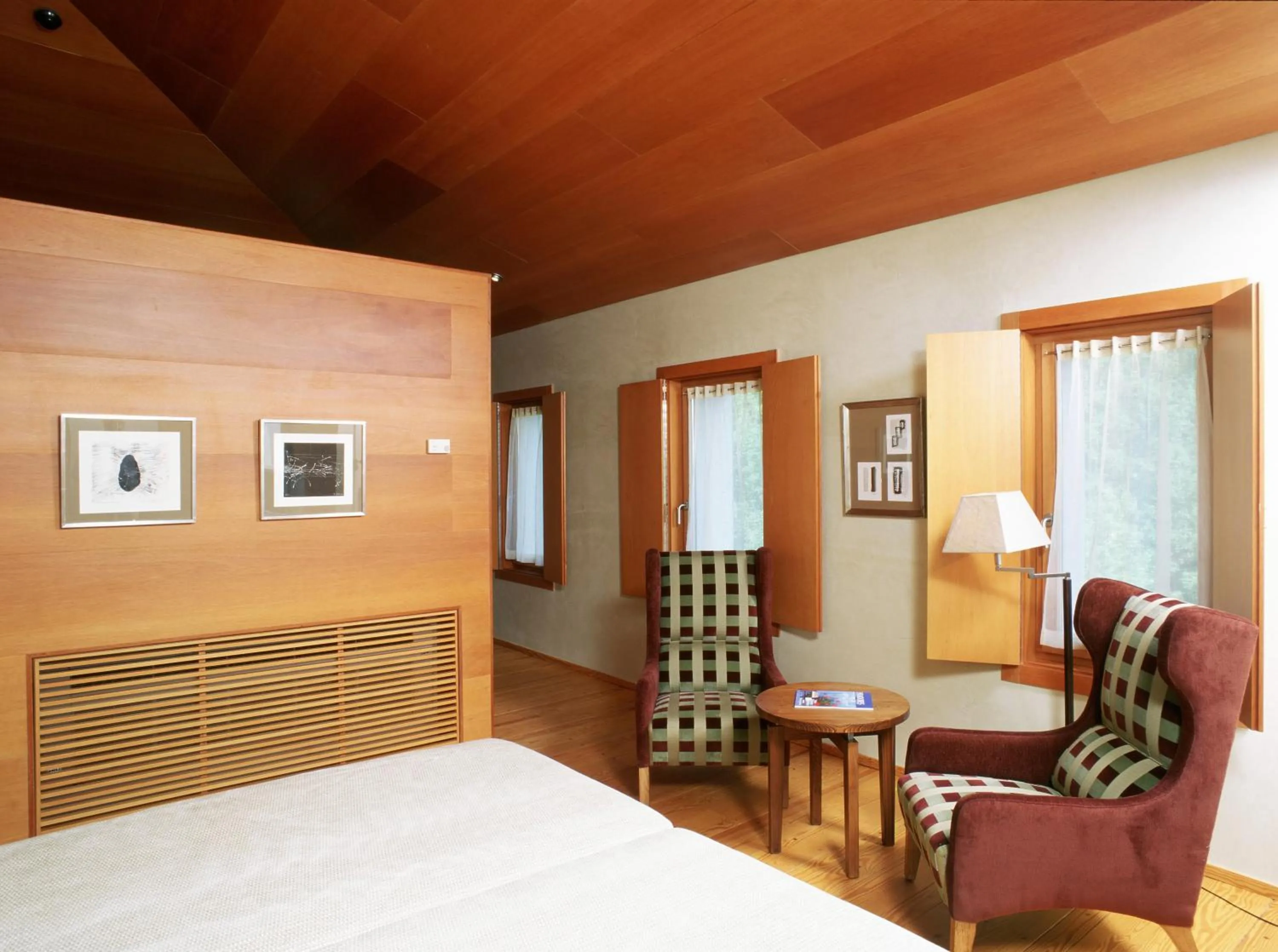 Photo of the whole room, Bed in Parador de Santo Estevo