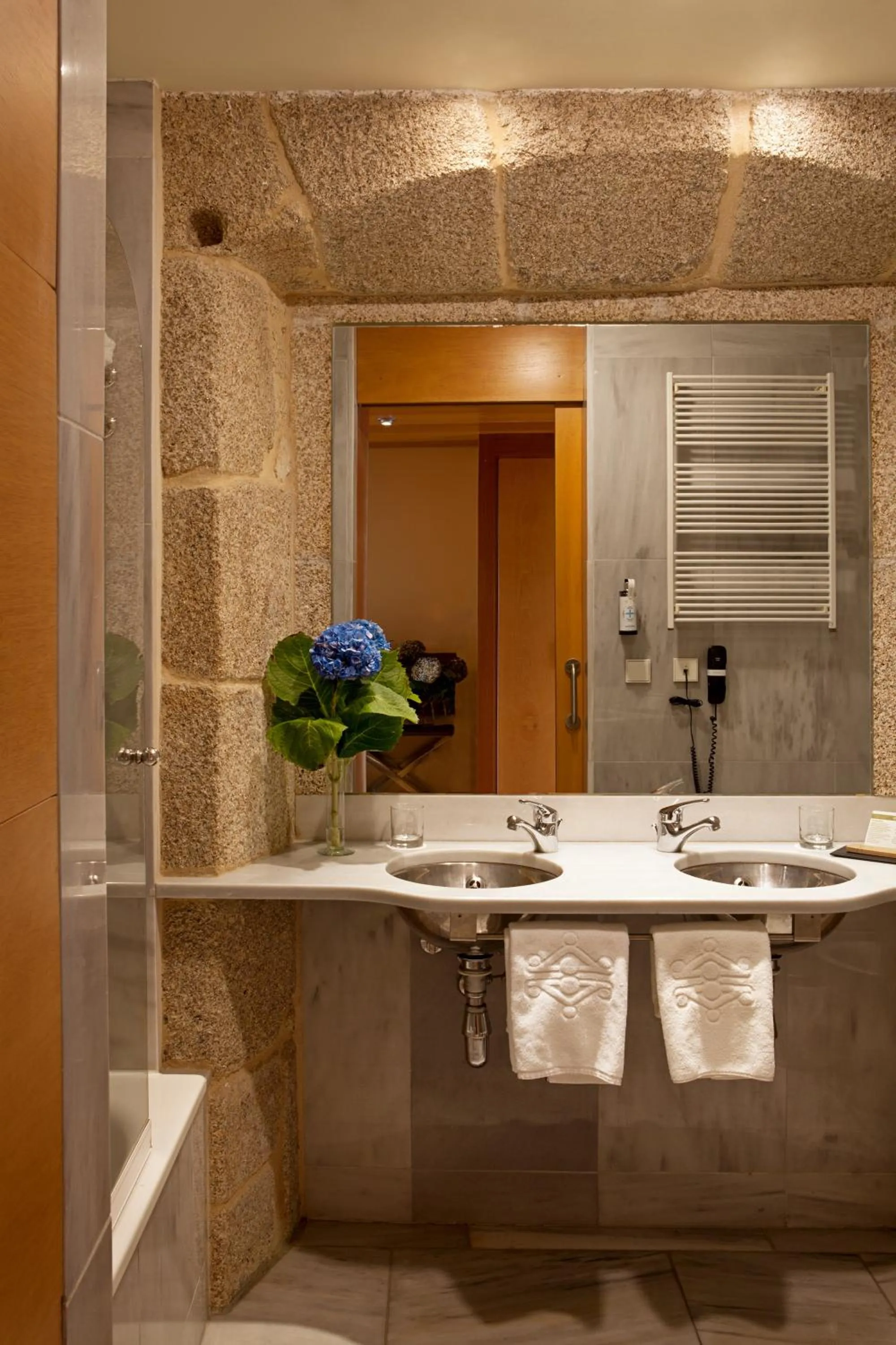 Bathroom in Parador de Santo Estevo