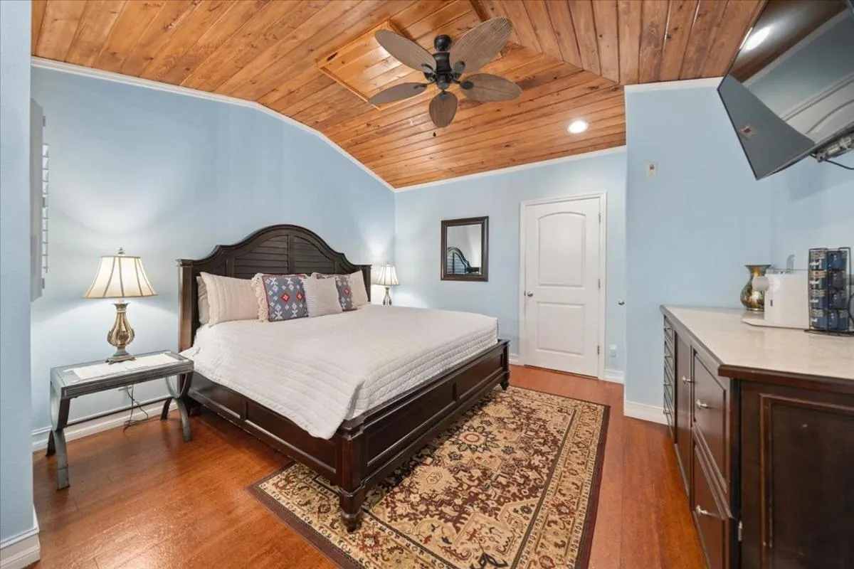 Bedroom, Bed in SeaGlass Inn Bed and Breakfast