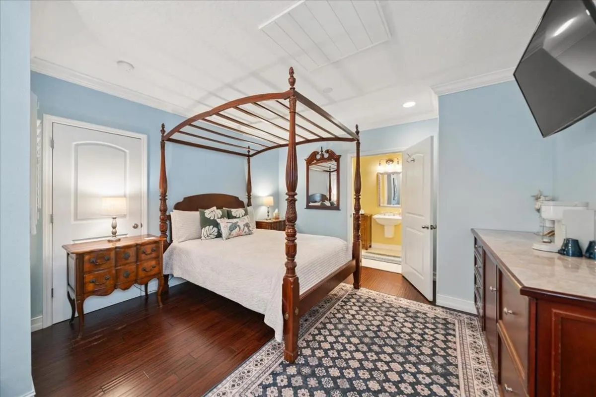 Bedroom, Bed in SeaGlass Inn Bed and Breakfast