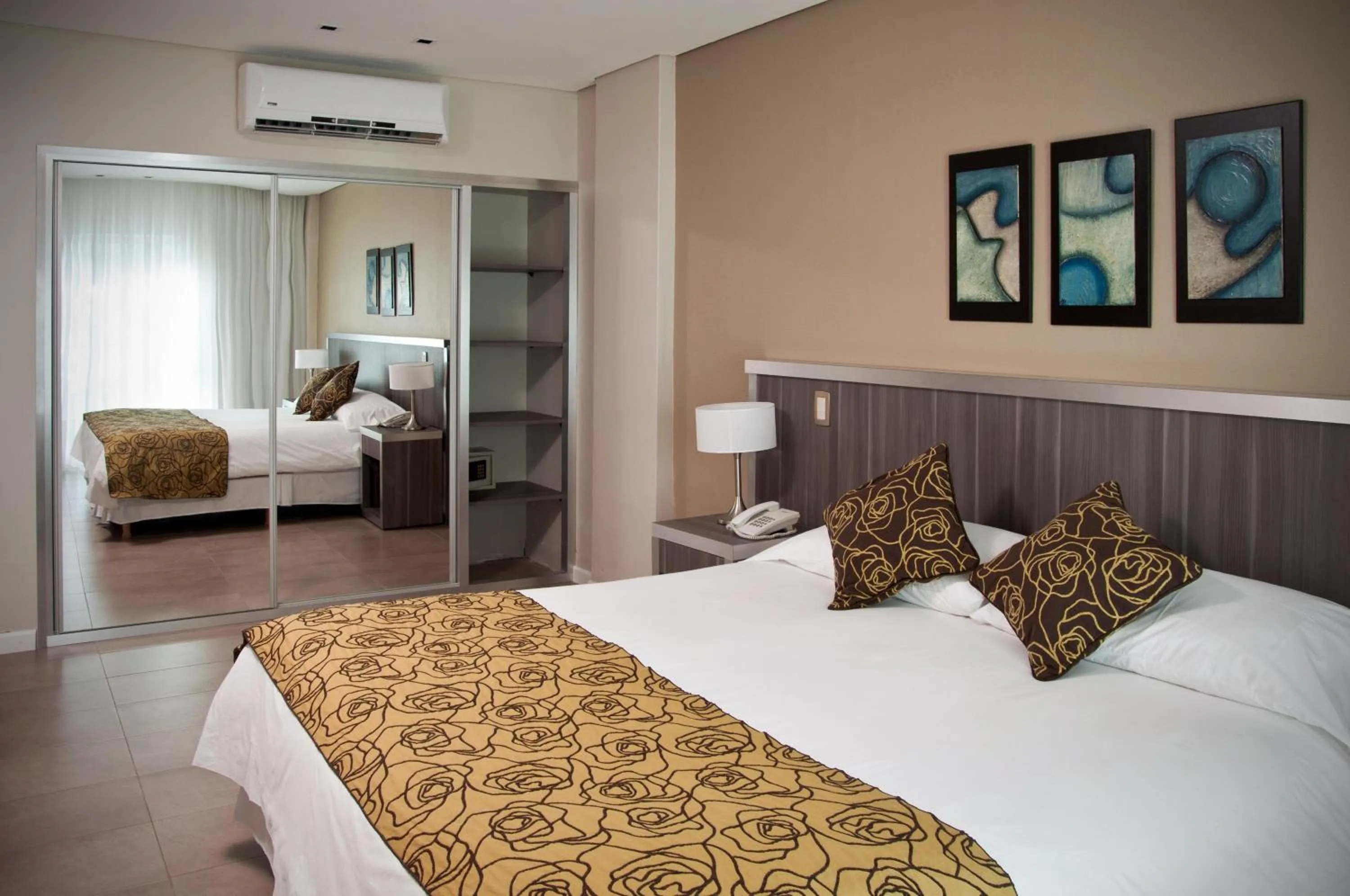Photo of the whole room, Bed in Uthgra Presidente Perón