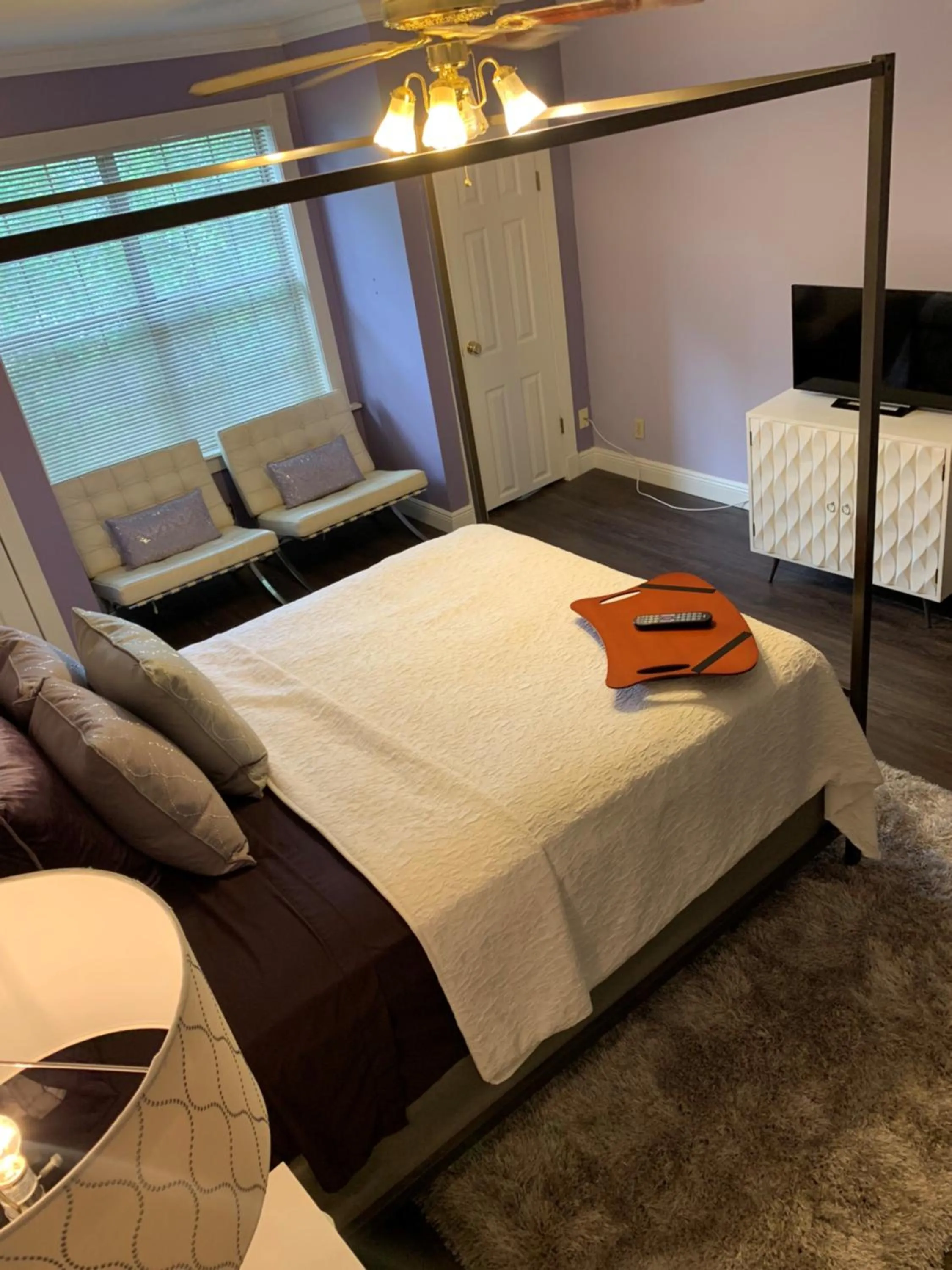 TV and multimedia, Bed in Huffman House Bed & Breakfast