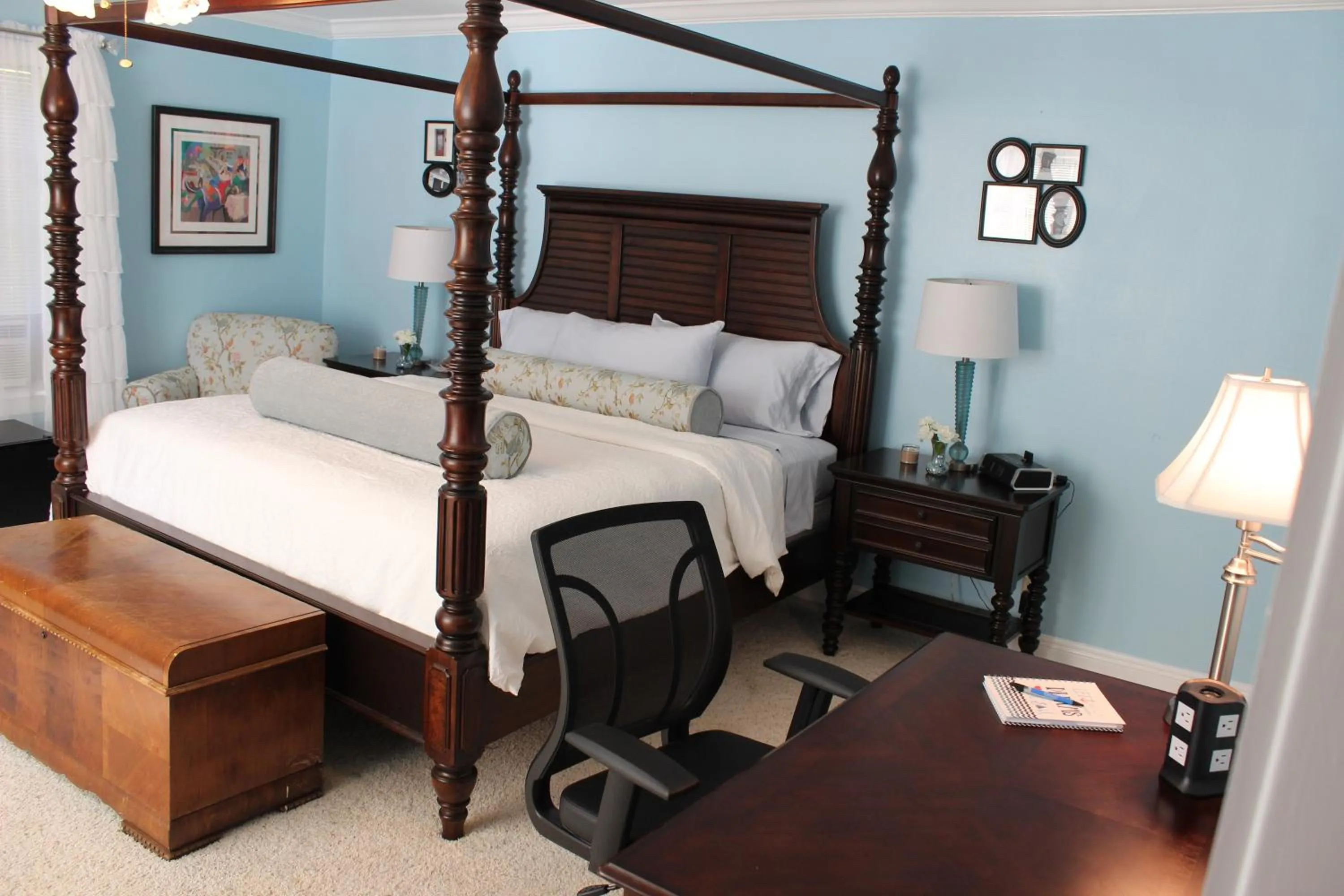 Bed in Huffman House Bed & Breakfast