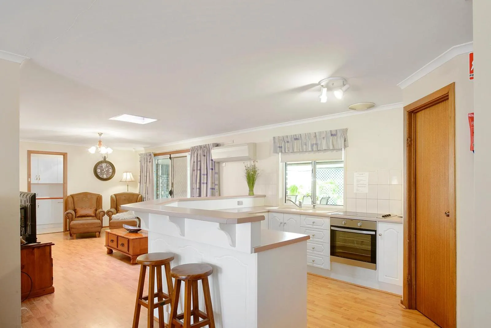 Kitchen or kitchenette in Moonta Bay Accommodation