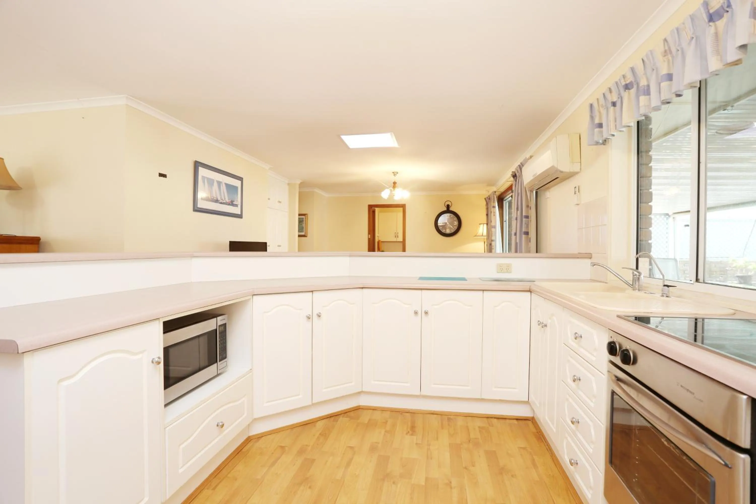 Kitchen or kitchenette in Moonta Bay Accommodation