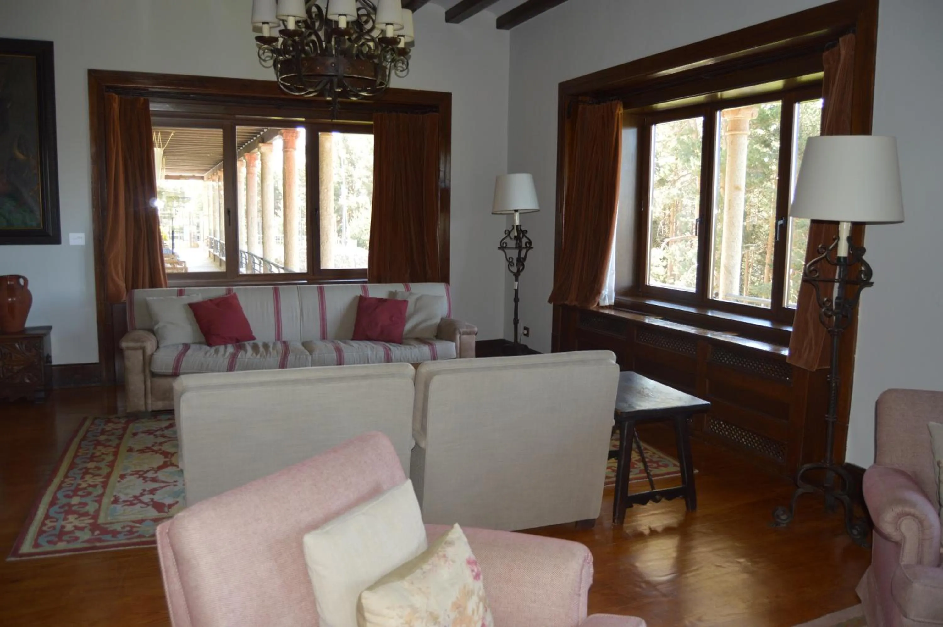 Communal lounge/ TV room in Parador de Gredos