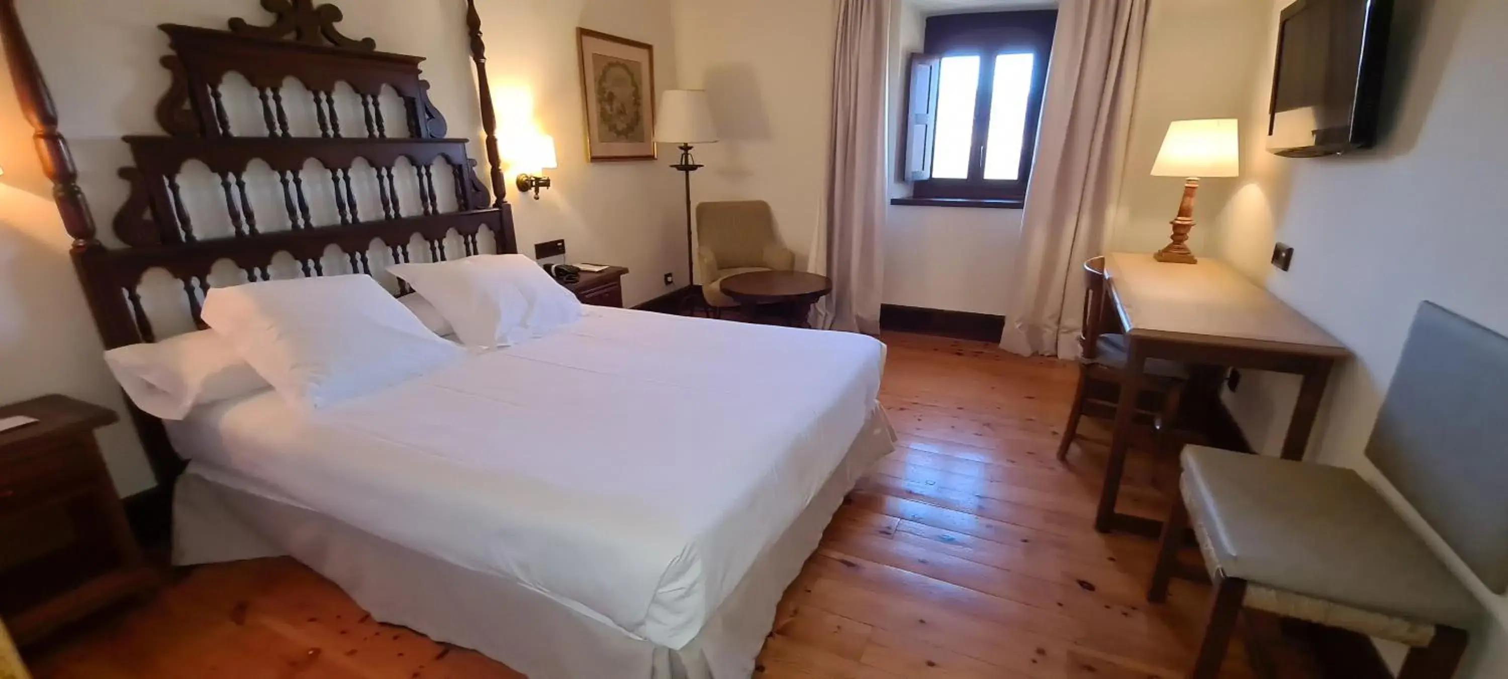 Photo of the whole room, Bed in Parador de Gredos Photo of the whole room, Bed in Parador de Gredos