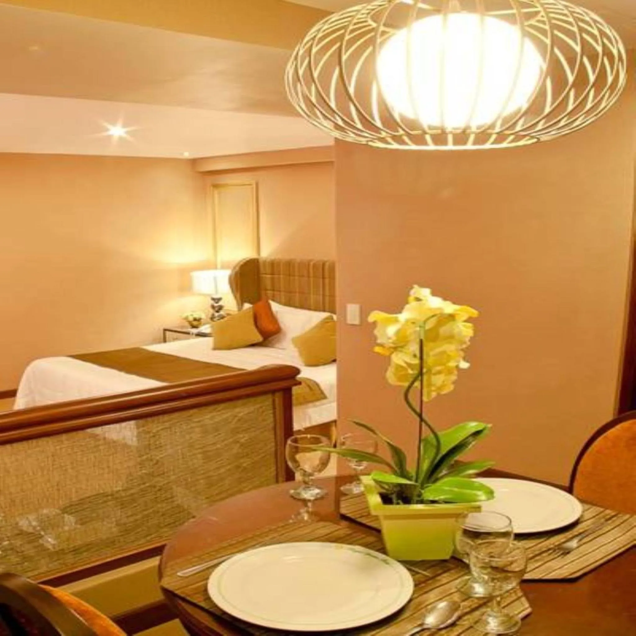 Dining area, Bed in Royal Garden Hotel