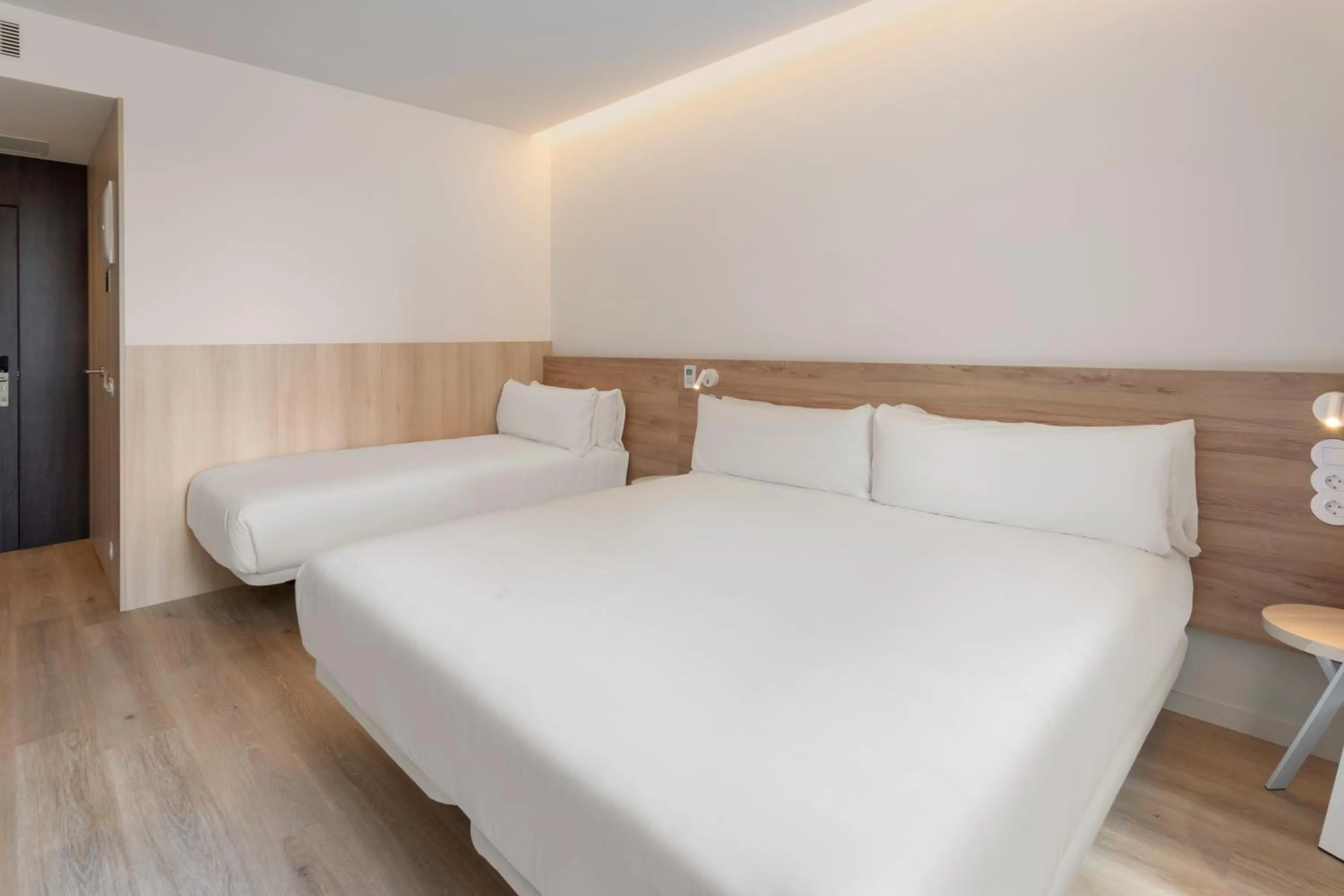 Bed in B&B HOTEL Setúbal Bonfim