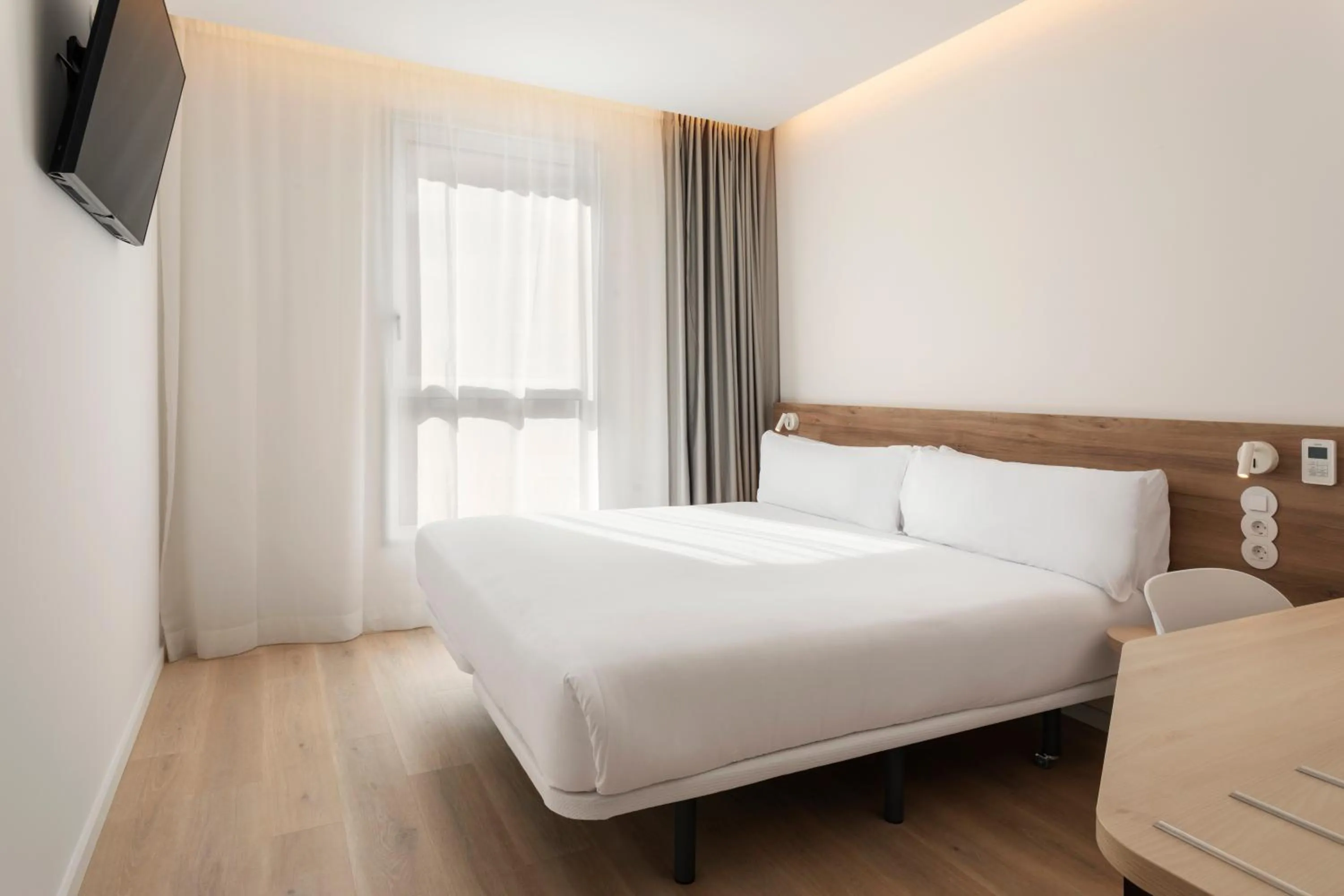 Bed in B&B HOTEL Setúbal Bonfim