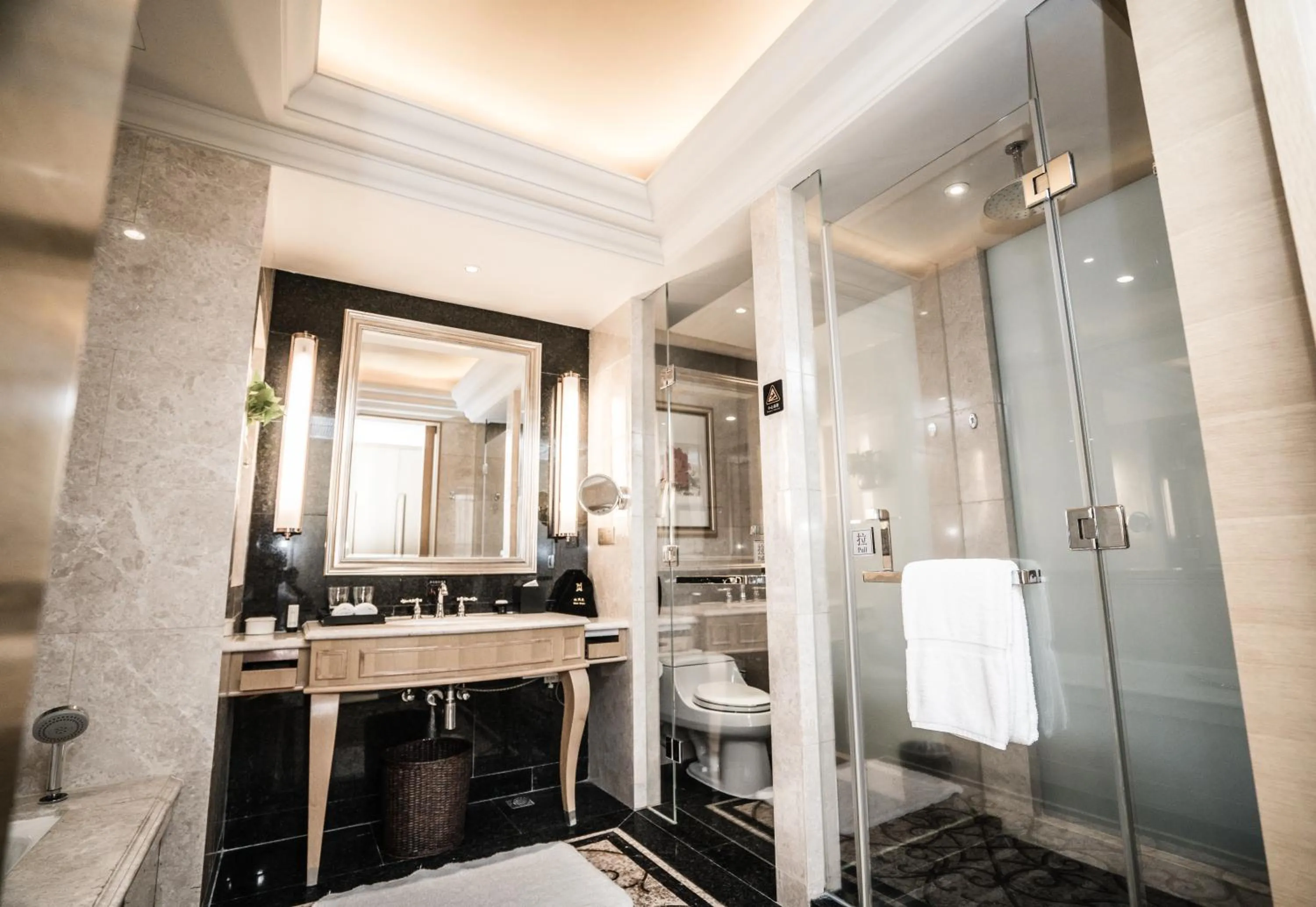 Shower in C&D Hotel Fuzhou