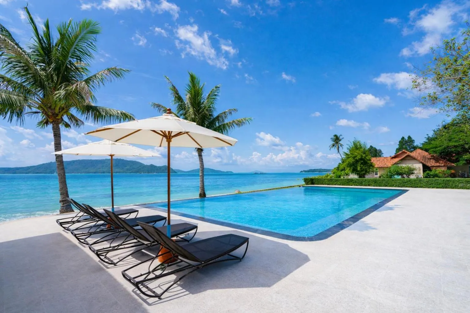 Swimming pool in Fisherman Way Beach Villa