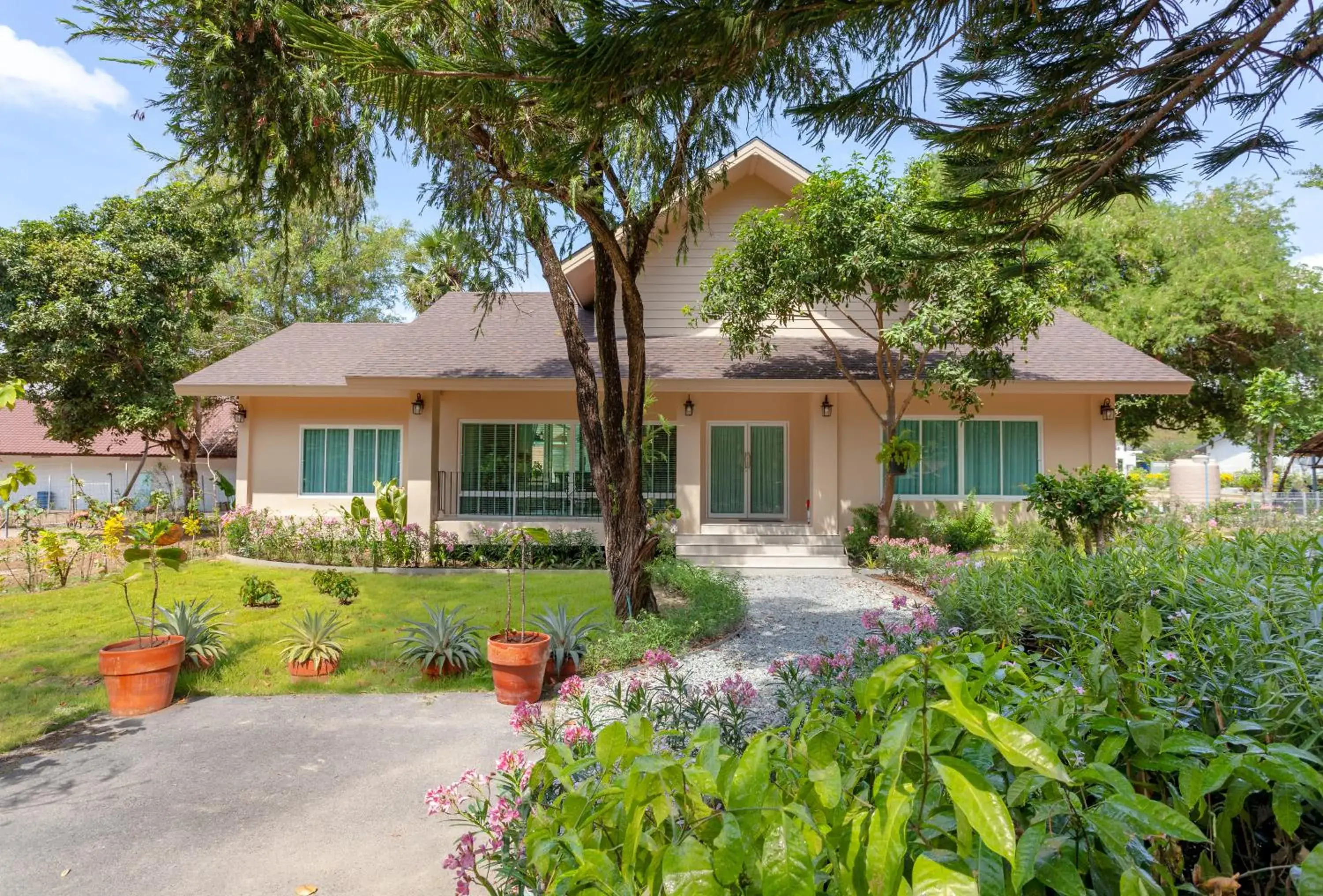 Property building in Fisherman Way Beach Villa Property building in Fisherman Way Beach Villa