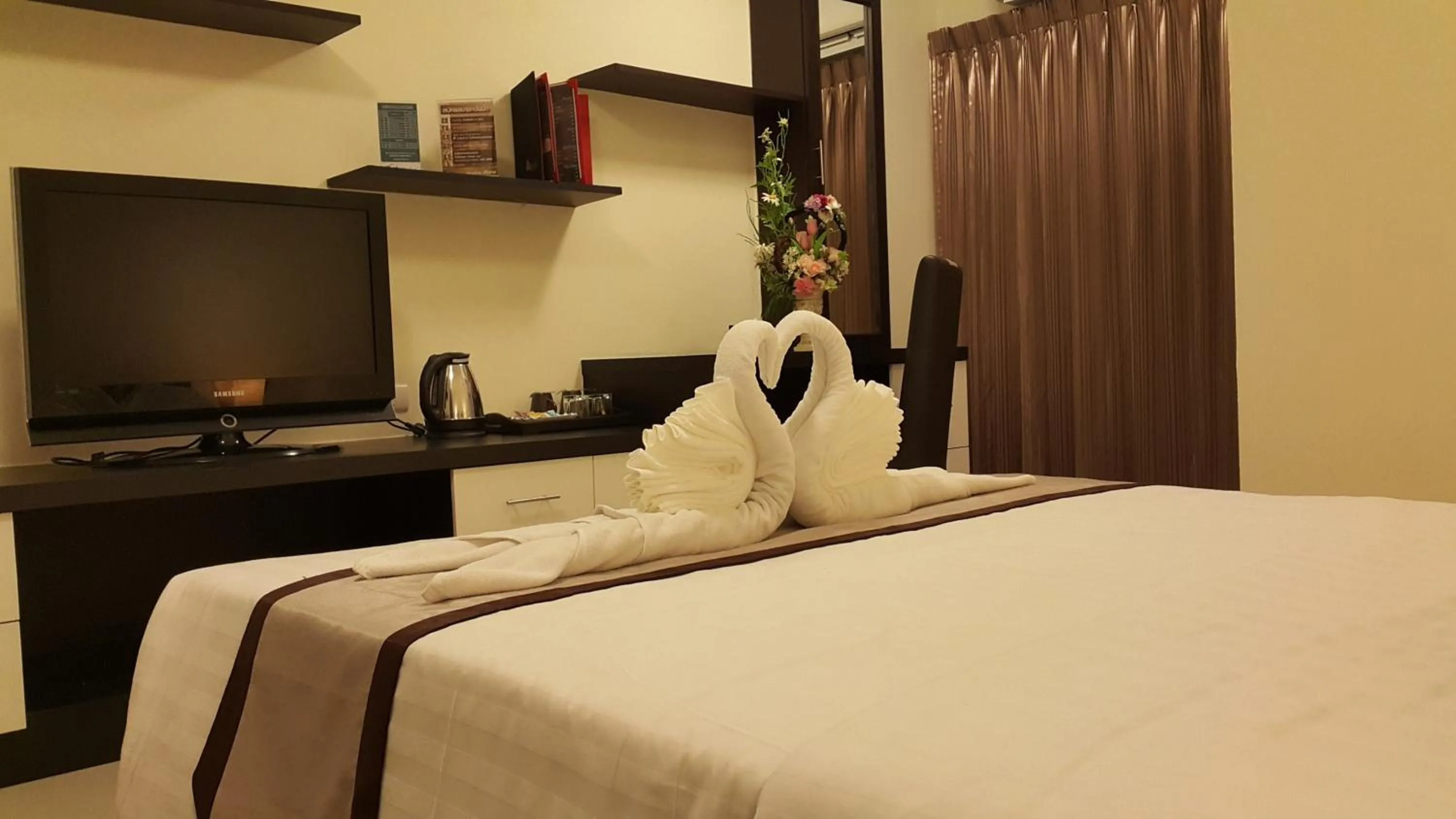 Photo of the whole room, Bed in Leelawadee Modern Resort Huaykwang - ลีลาวดี ห้วยขวาง