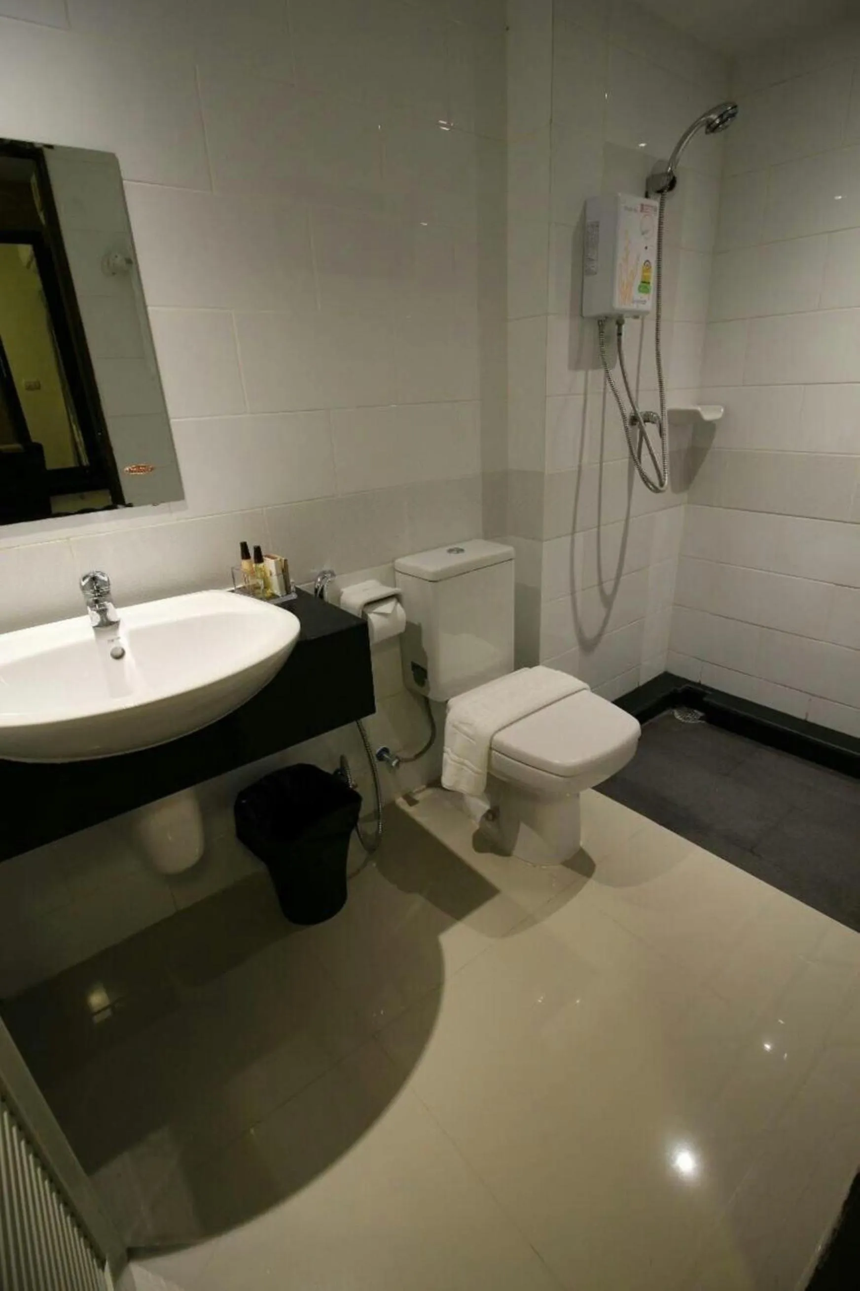 Shower in Leelawadee Modern Resort Huaykwang - ลีลาวดี ห้วยขวาง