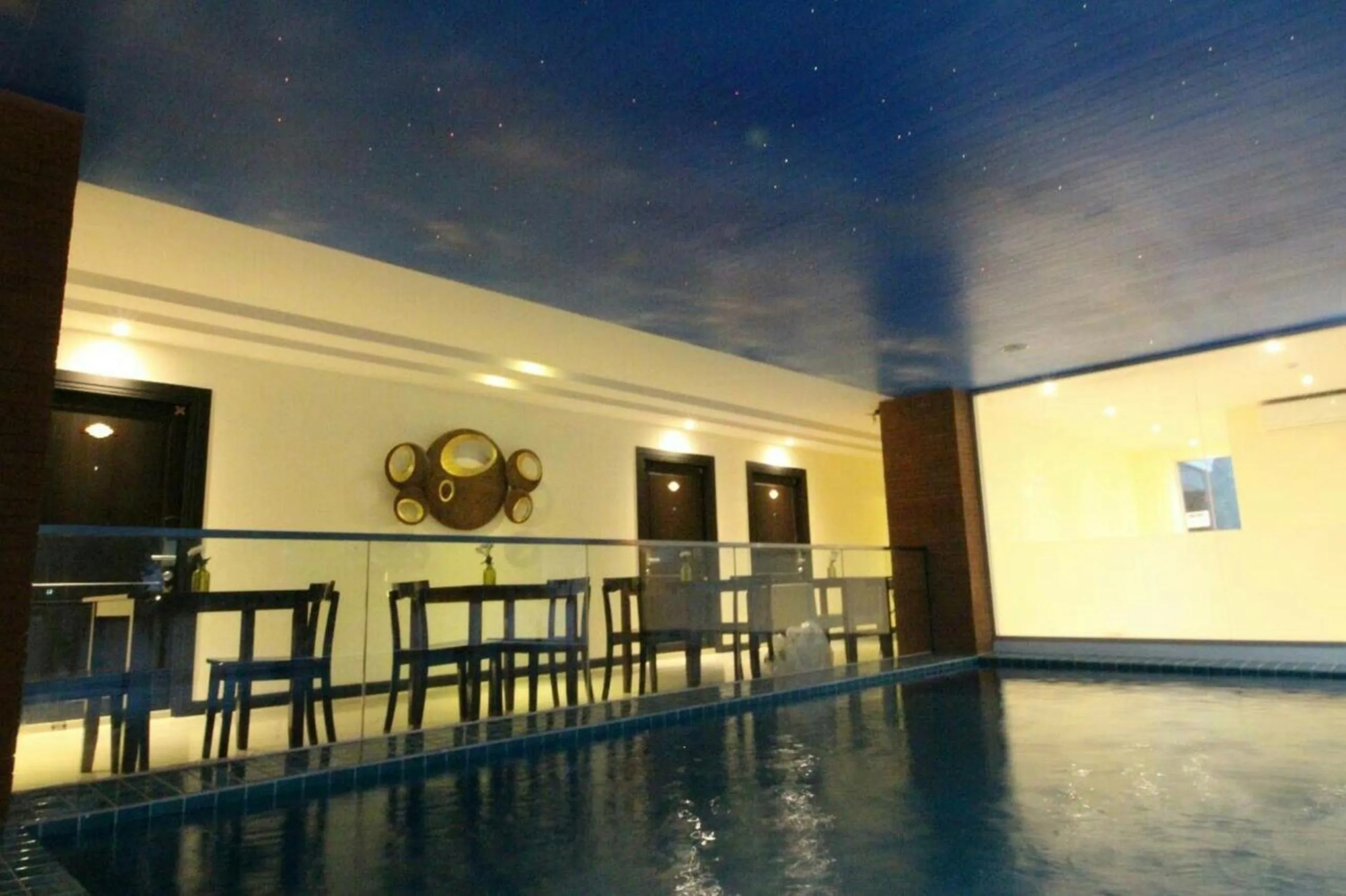 Swimming pool in Leelawadee Modern Resort Huaykwang - ลีลาวดี ห้วยขวาง