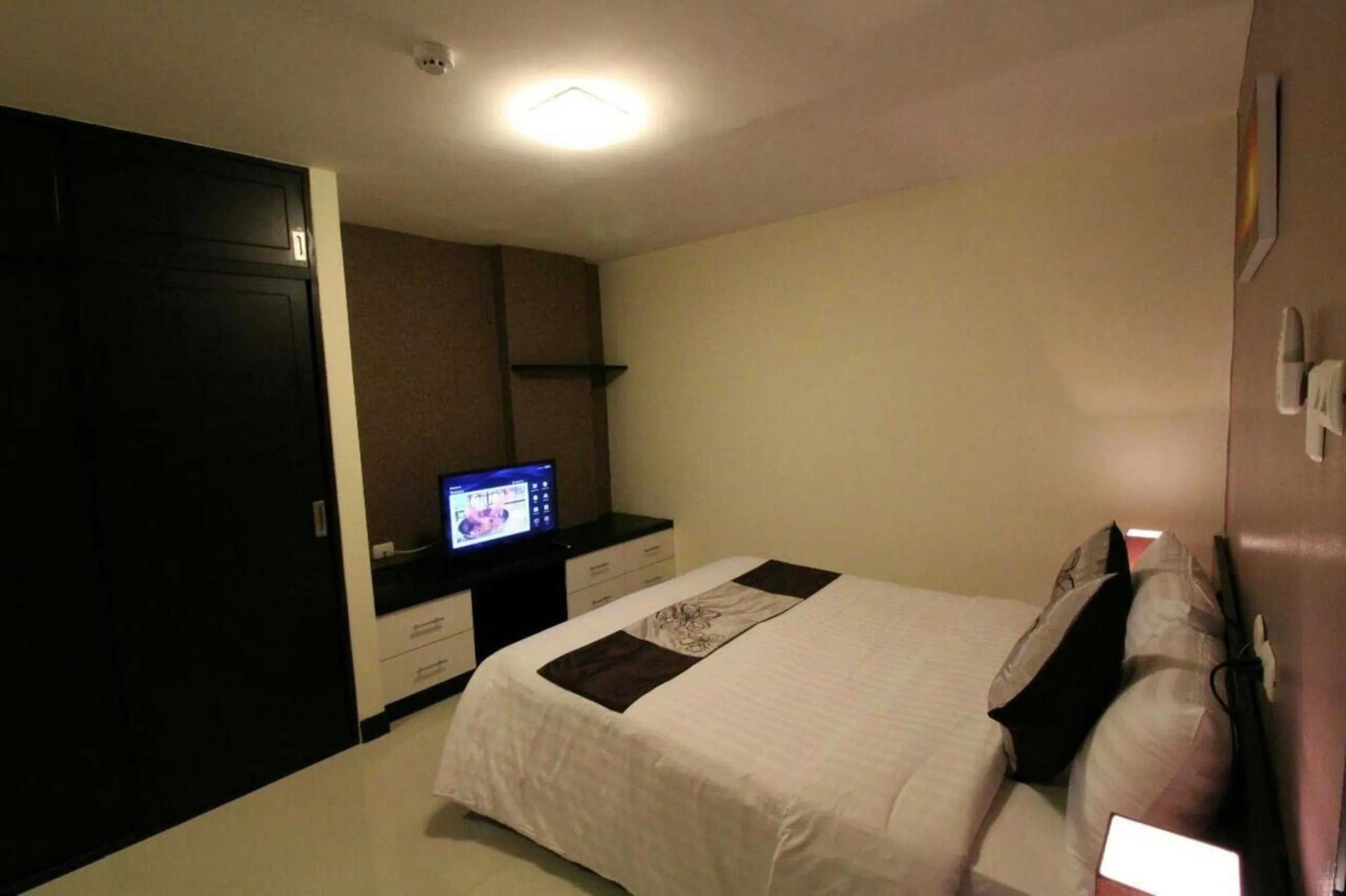 Photo of the whole room, Bed in Leelawadee Modern Resort Huaykwang - ลีลาวดี ห้วยขวาง