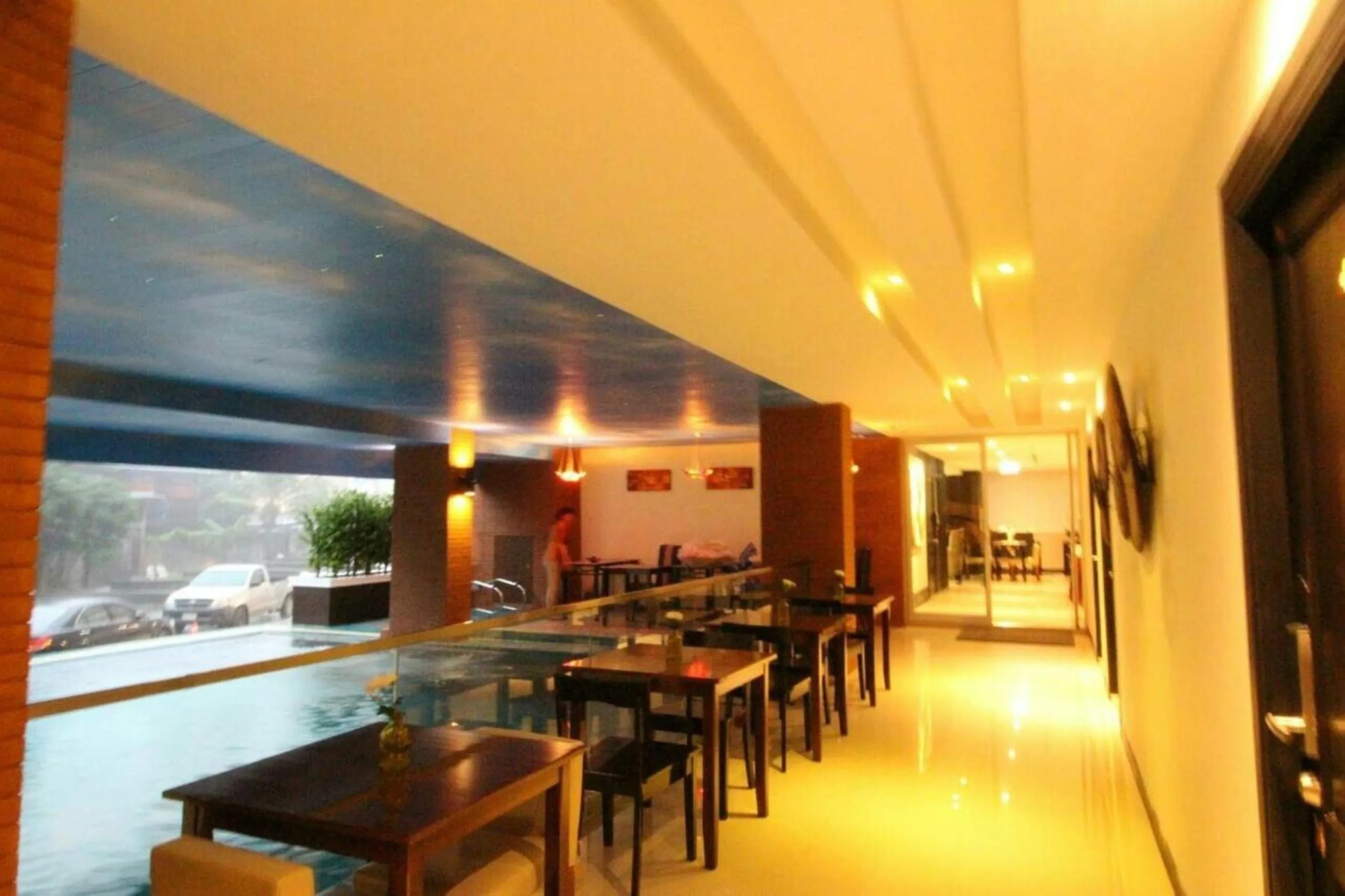 Swimming pool in Leelawadee Modern Resort Huaykwang - ลีลาวดี ห้วยขวาง