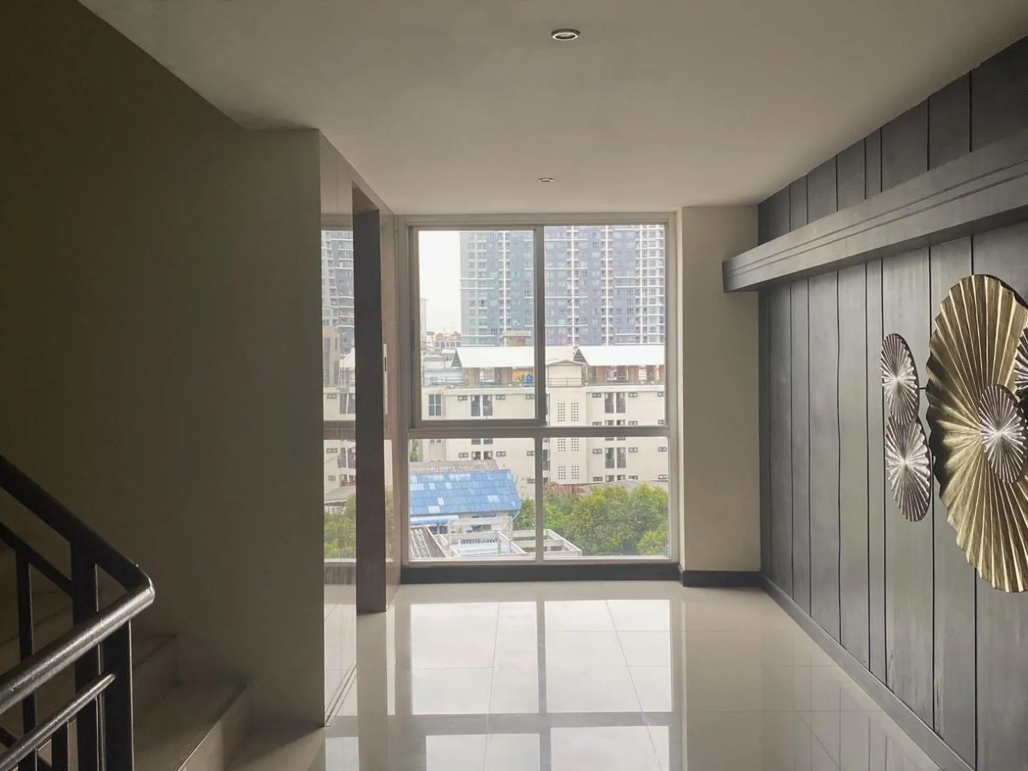 Facade/entrance in Leelawadee Modern Resort Huaykwang - ลีลาวดี ห้วยขวาง