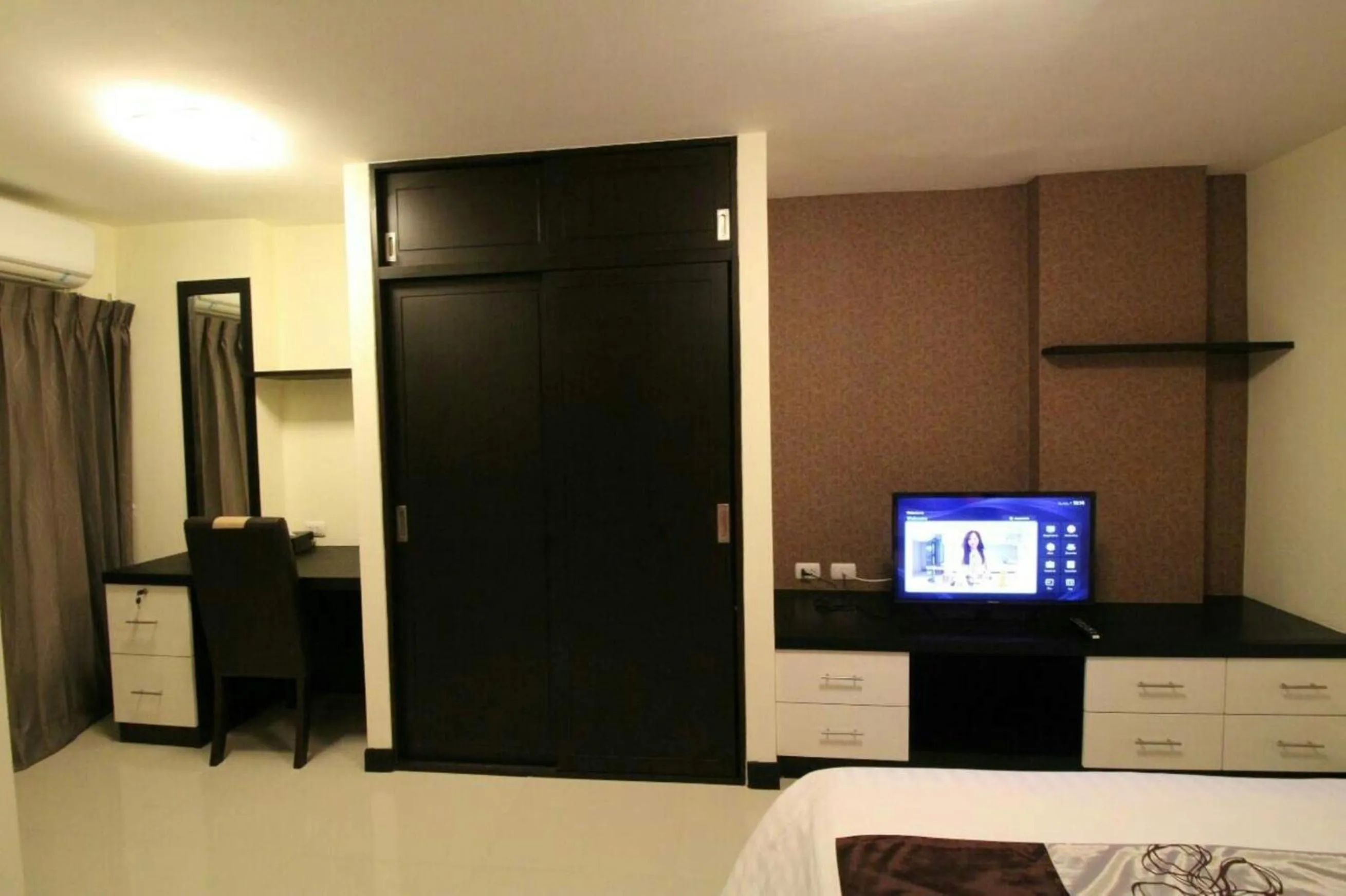 Decorative detail, Bed in Leelawadee Modern Resort Huaykwang - ลีลาวดี ห้วยขวาง