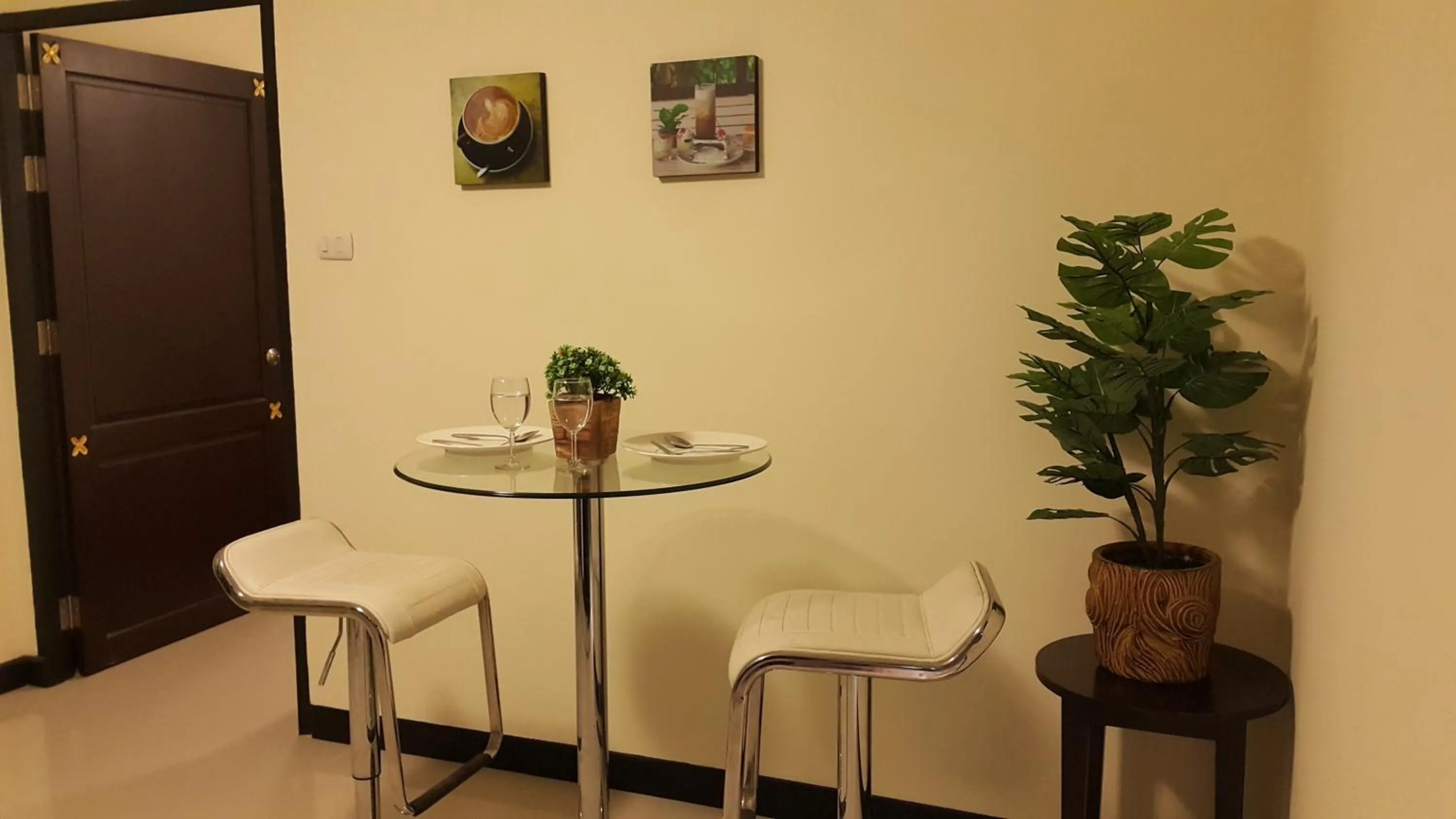 Food and drinks in Leelawadee Modern Resort Huaykwang - ลีลาวดี ห้วยขวาง