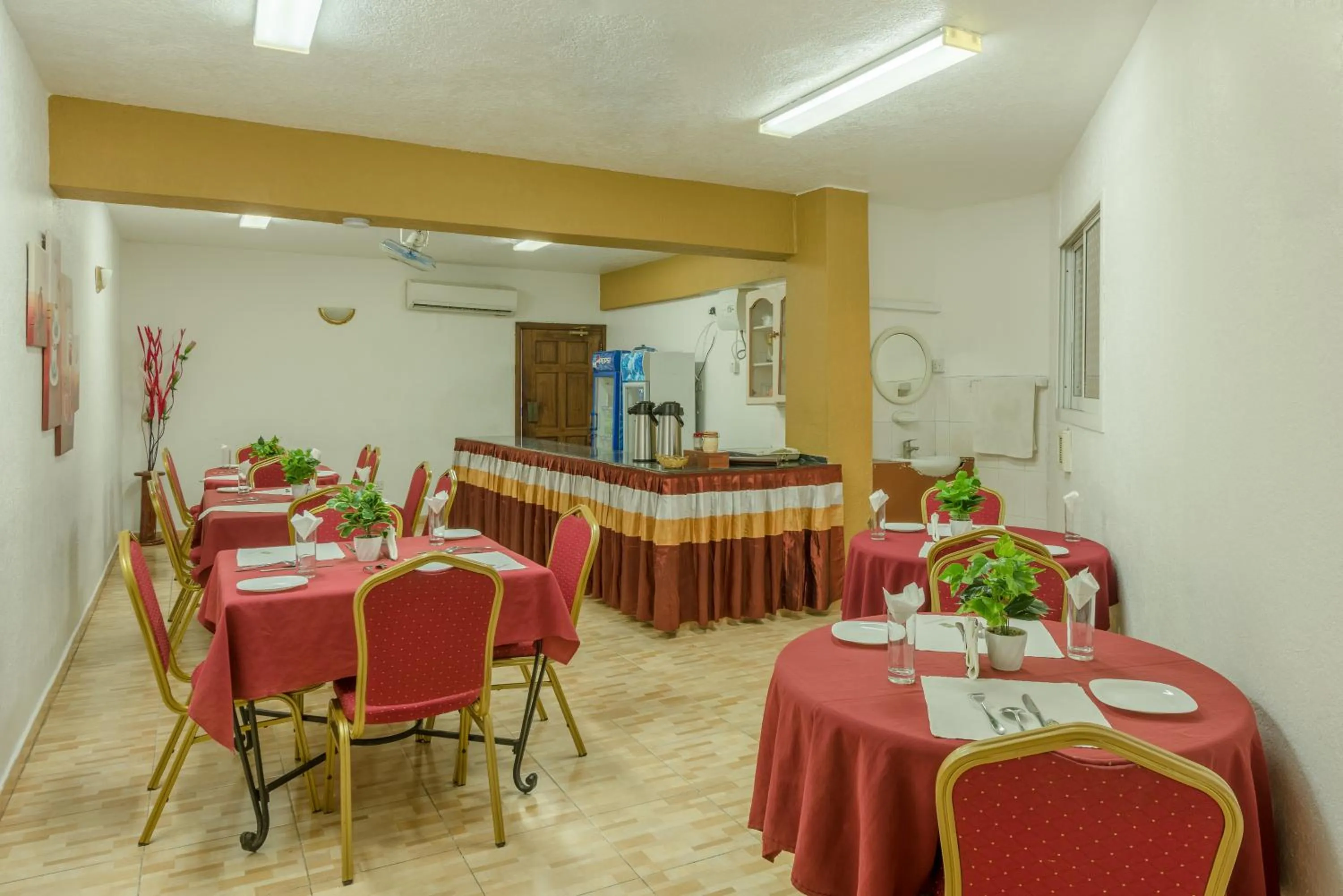 Restaurant/places to eat in Hotel Raha Tower