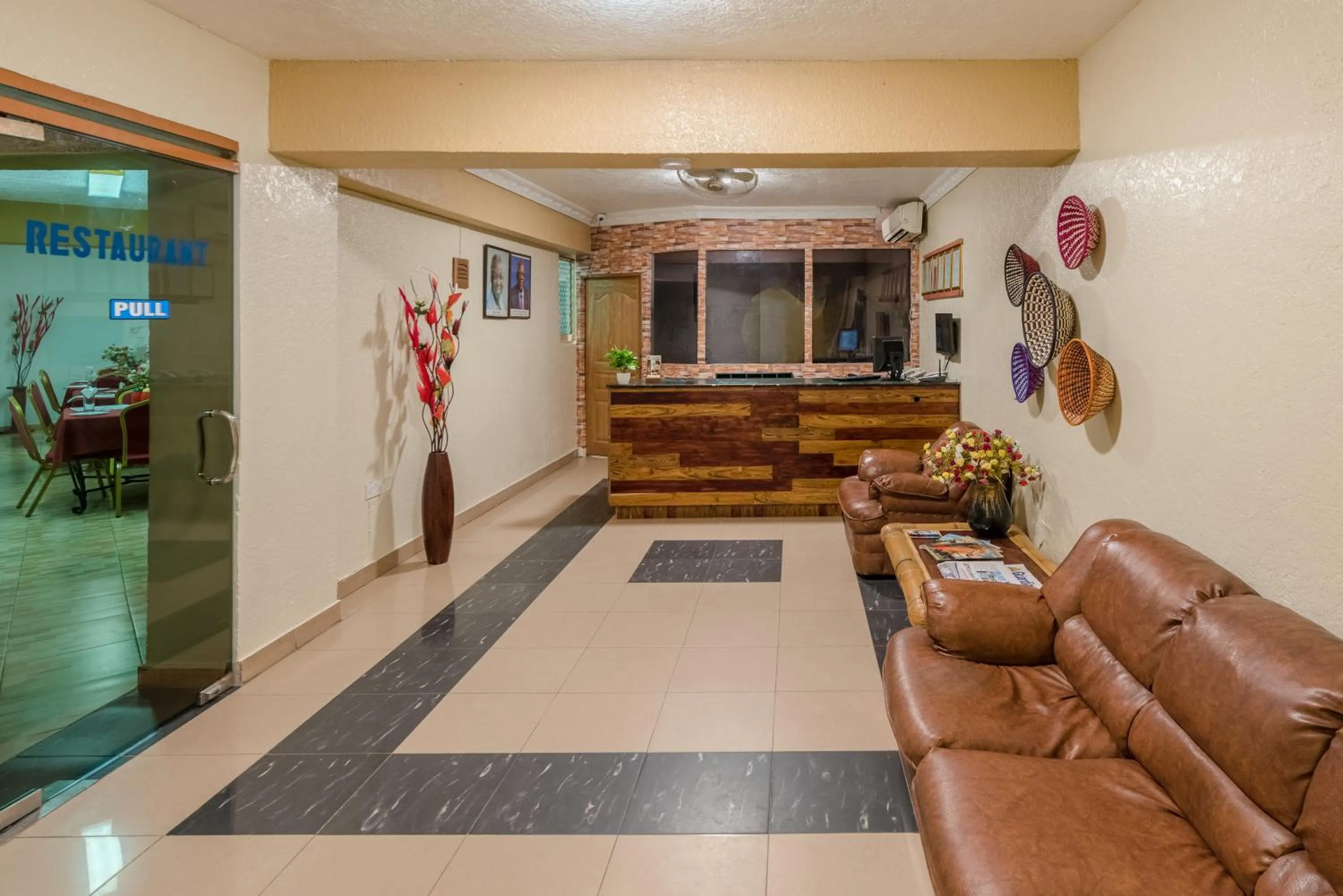 Restaurant/places to eat in Hotel Raha Tower