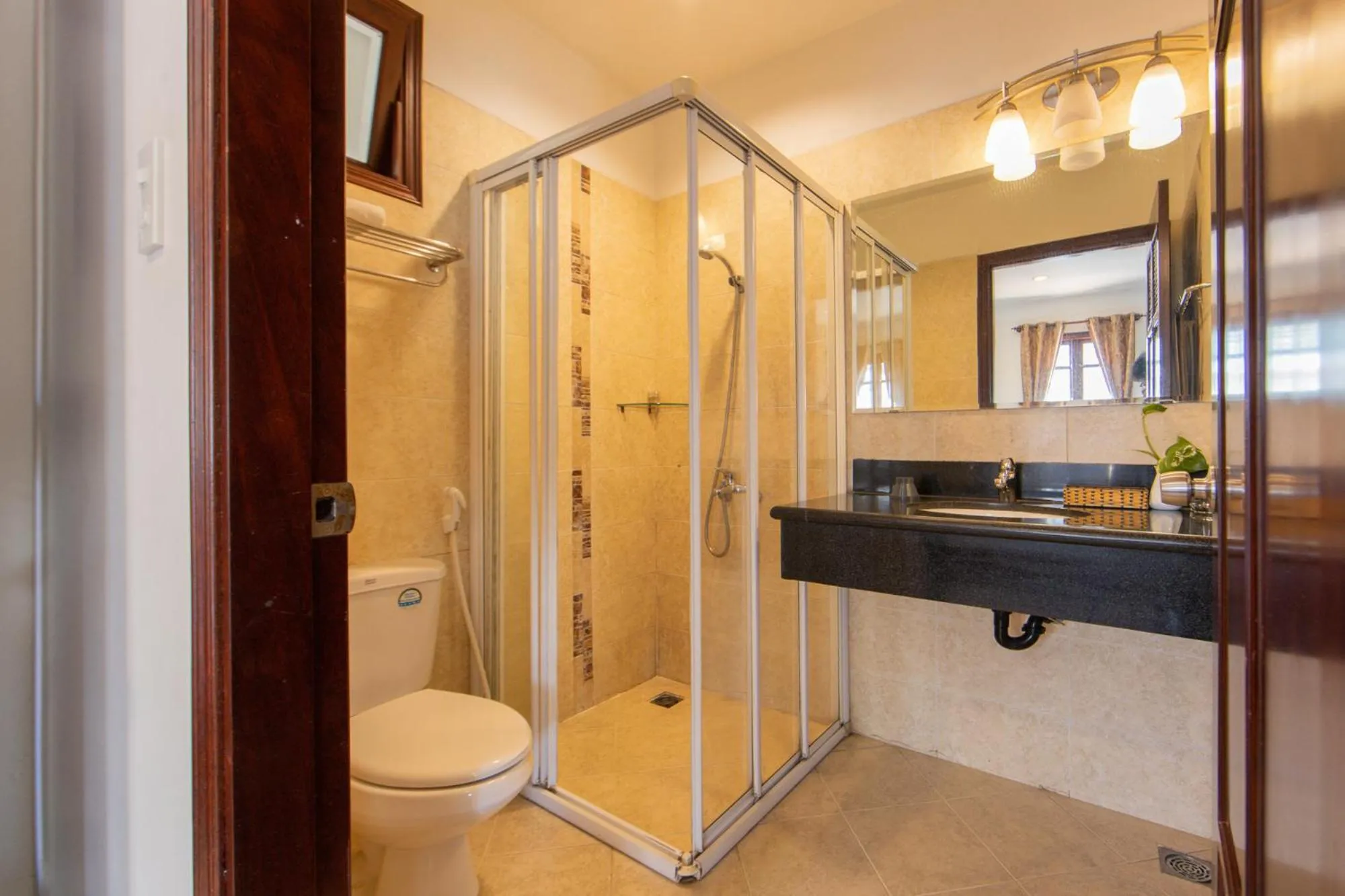 Toilet in Hùng Phong Hotel - Near Dalat Market