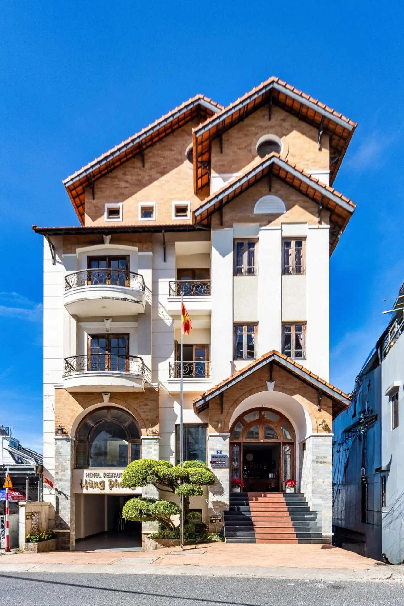 Facade/entrance in Hùng Phong Hotel - Near Dalat Market