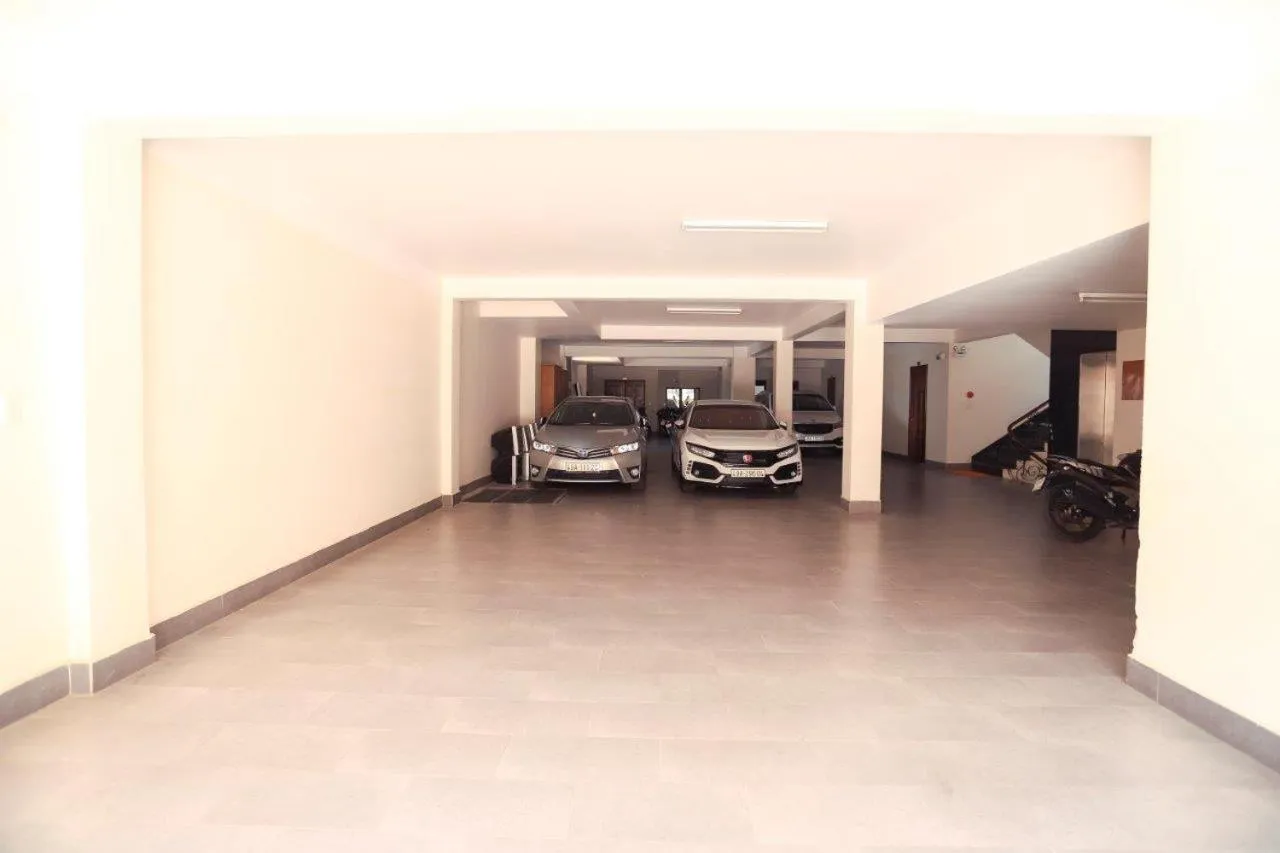 Parking in Hùng Phong Hotel - Near Dalat Market