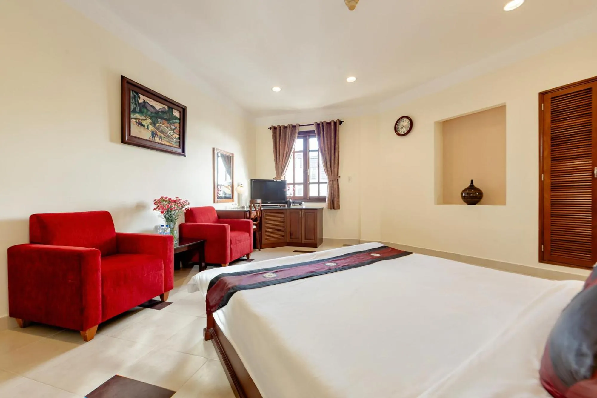 Photo of the whole room, Bed in Hùng Phong Hotel - Near Dalat Market