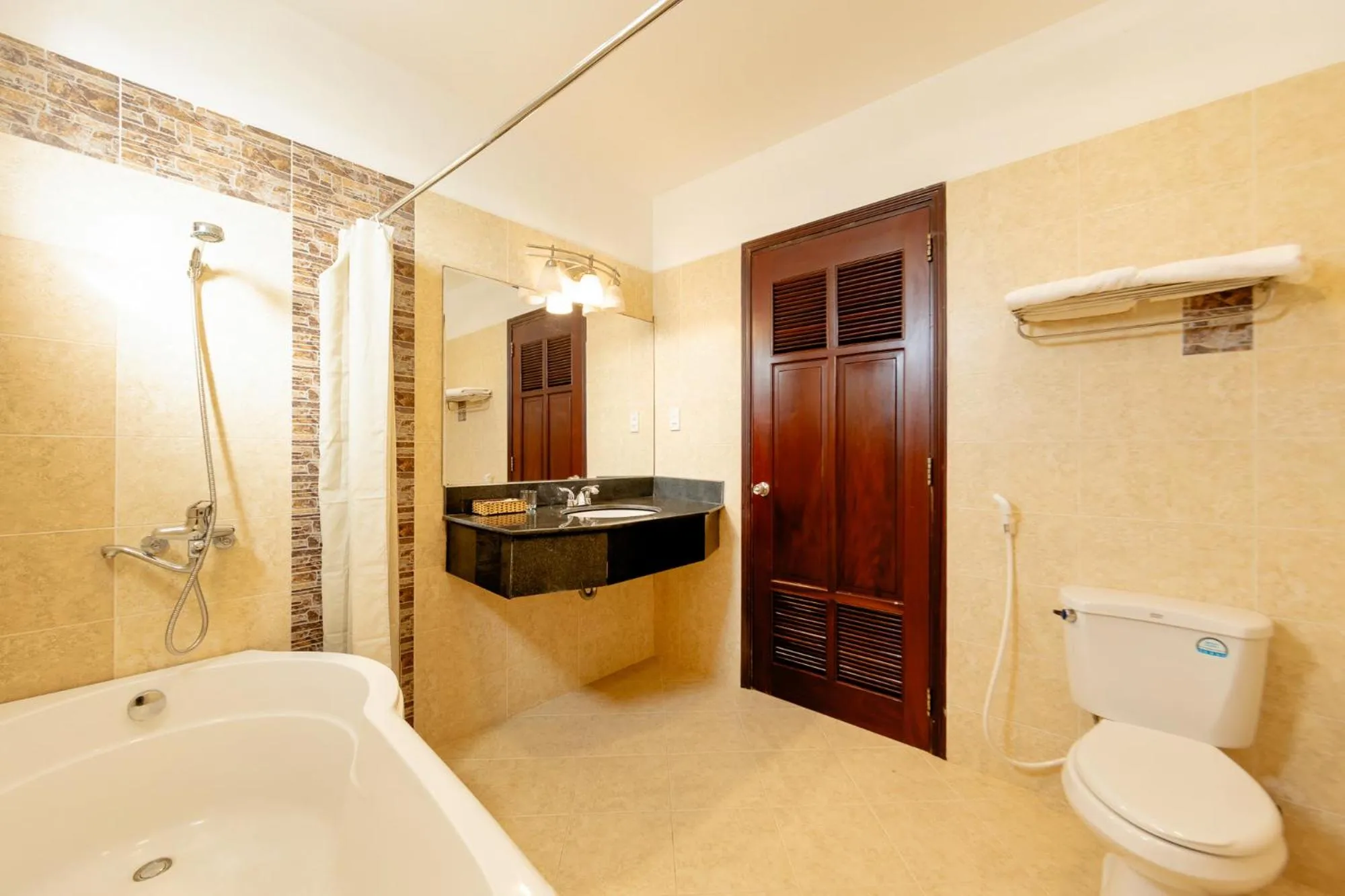 Shower in Hùng Phong Hotel - Near Dalat Market