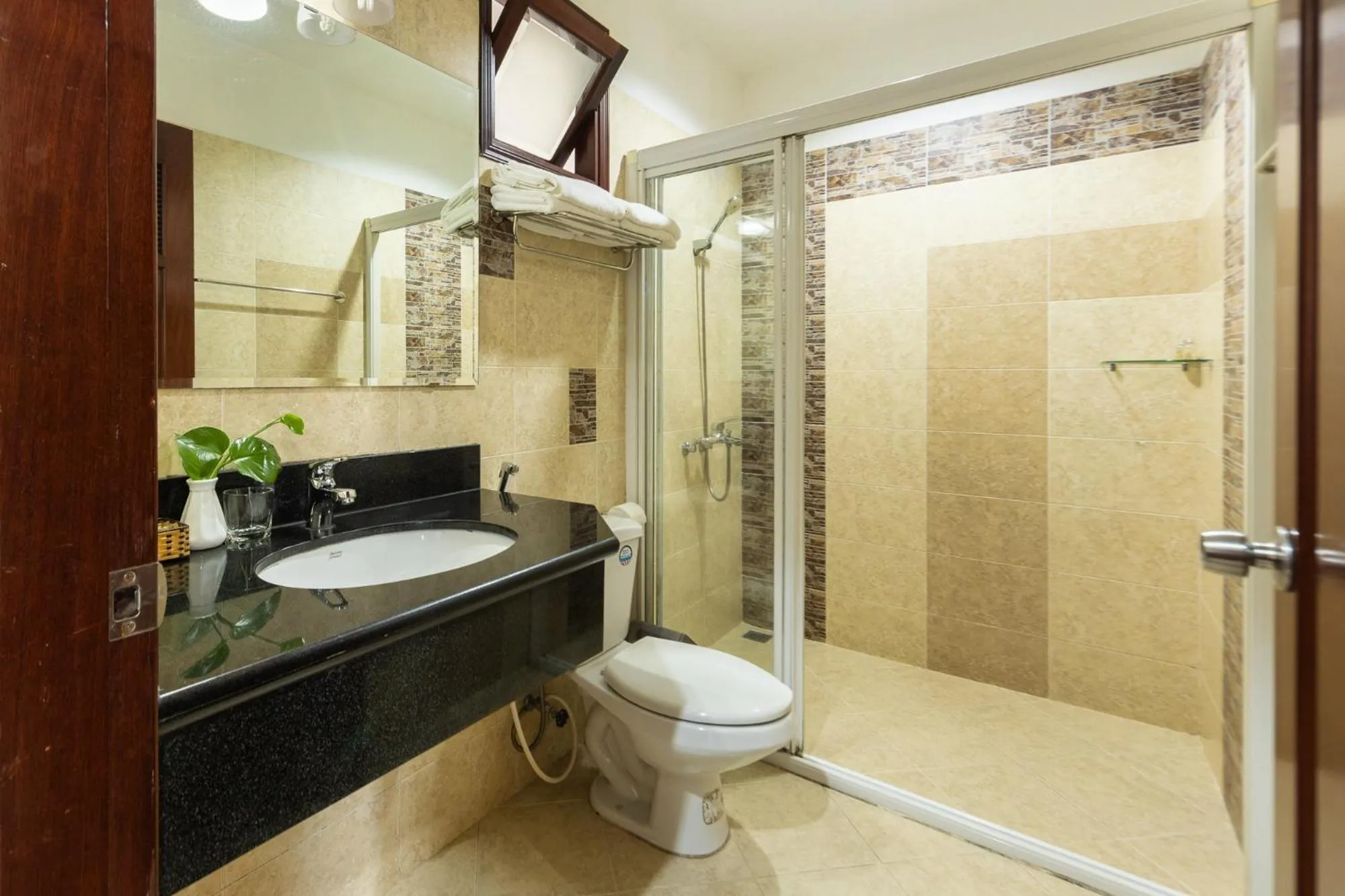 Shower in Hùng Phong Hotel - Near Dalat Market