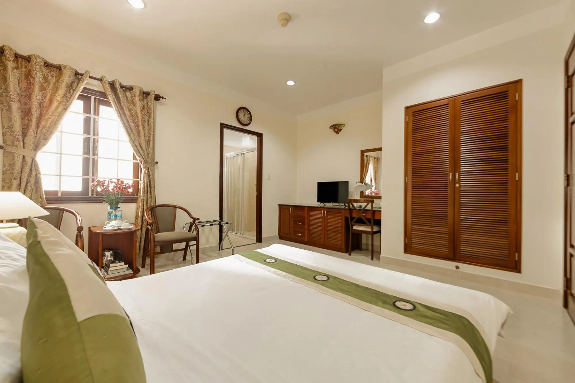 Photo of the whole room, Bed in Hùng Phong Hotel - Near Dalat Market