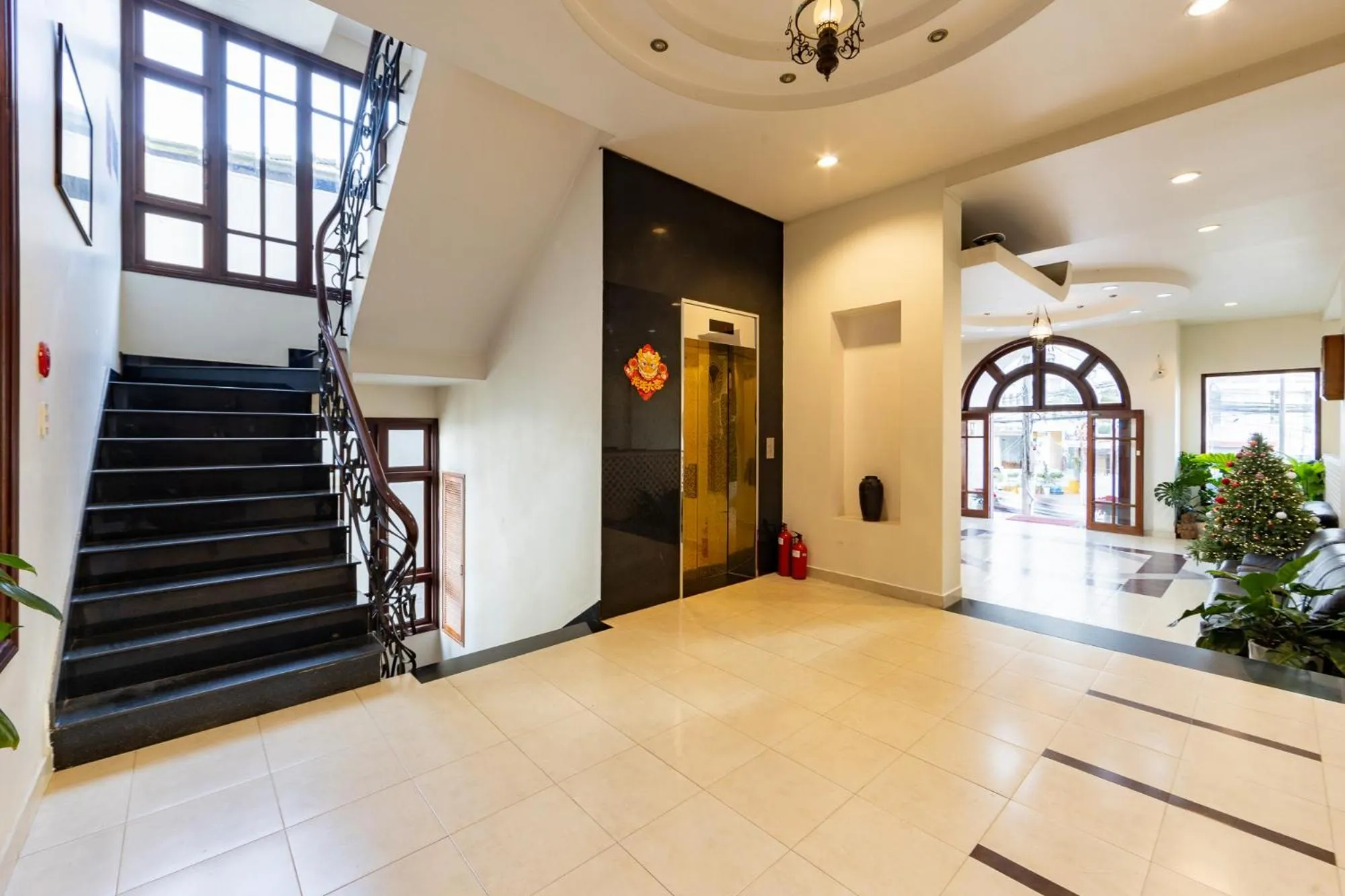 elevator in Hùng Phong Hotel - Near Dalat Market