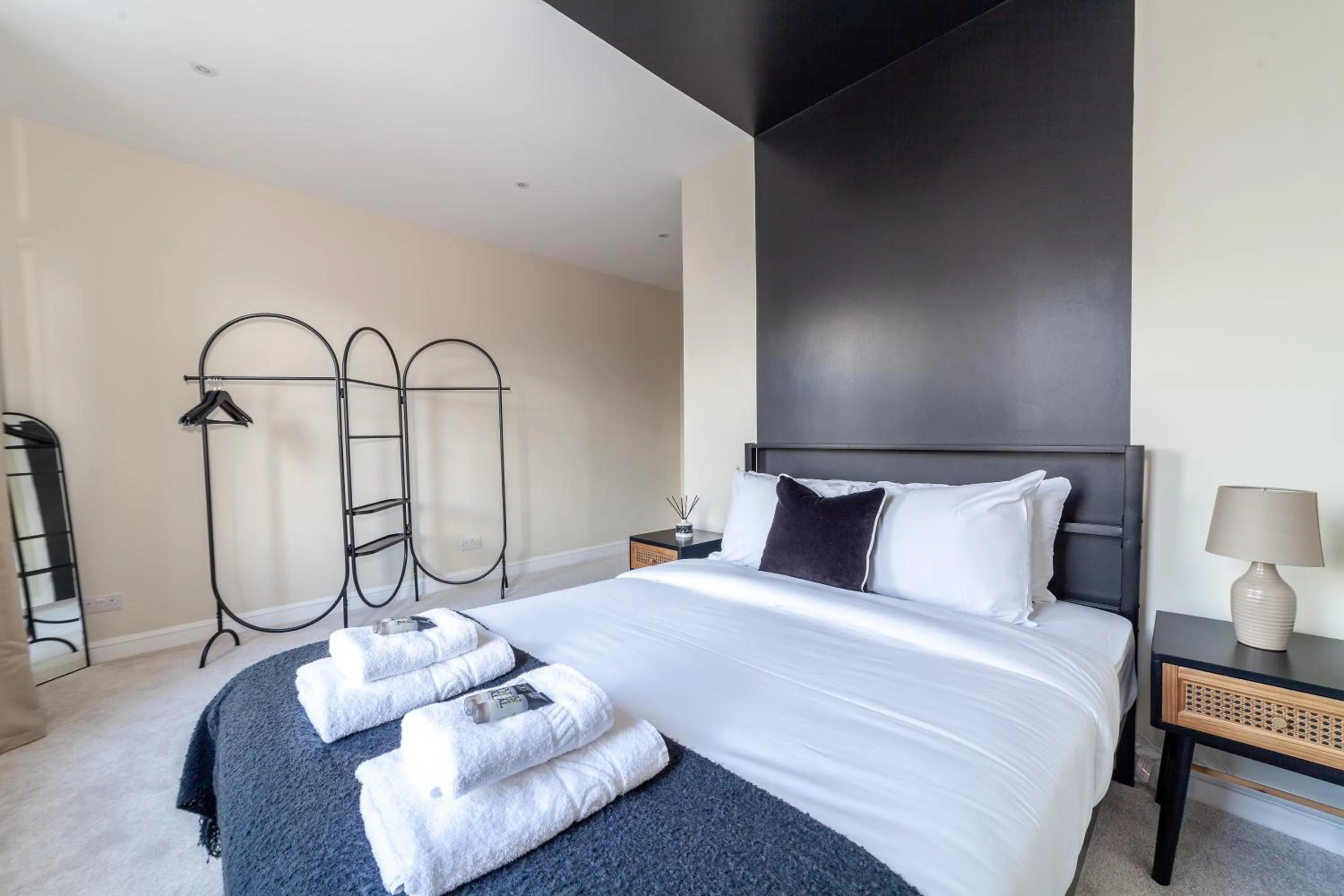 Bed in Tranquil 5BR house with garden & terrace, SE London