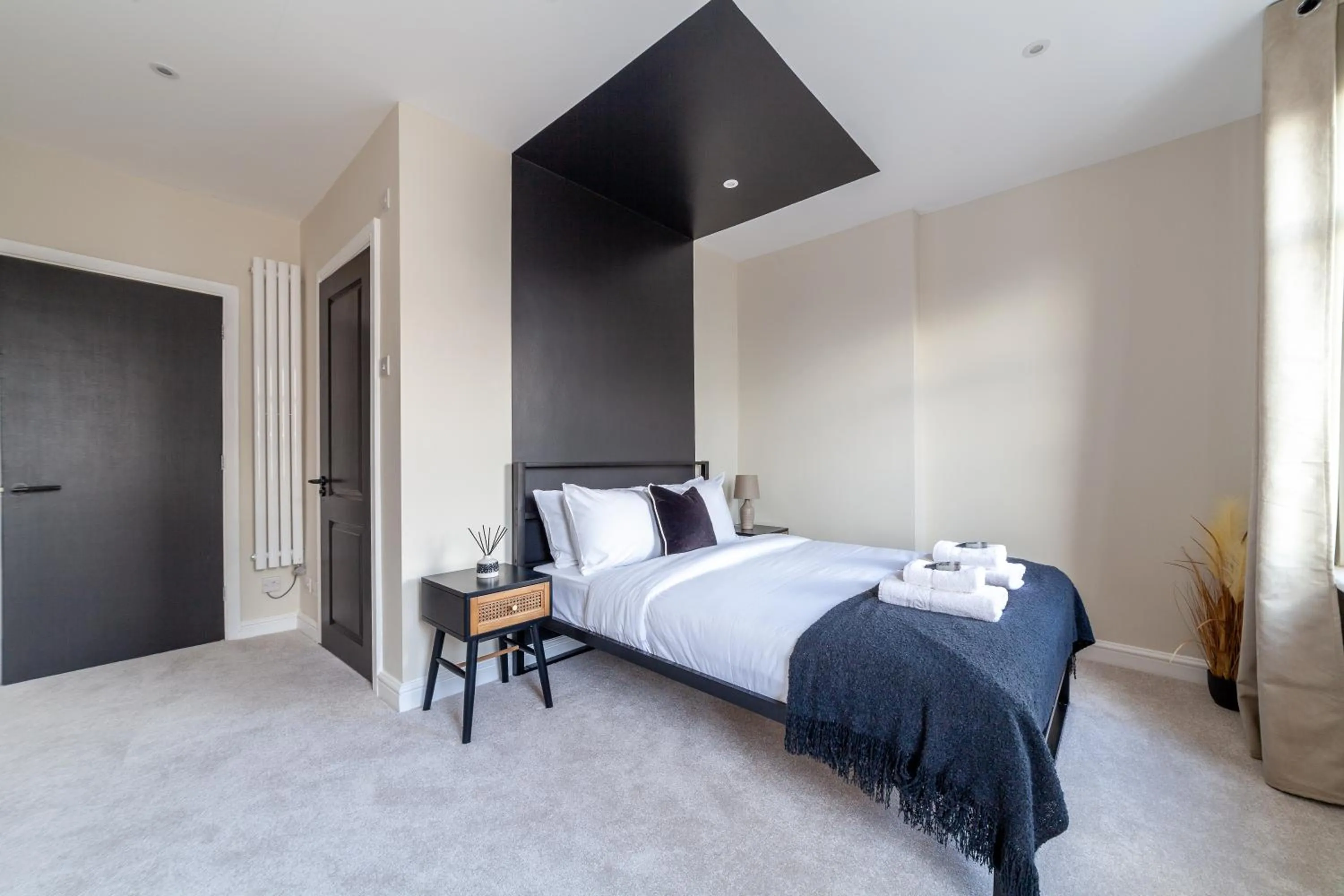 Bed in Tranquil 5BR house with garden & terrace, SE London