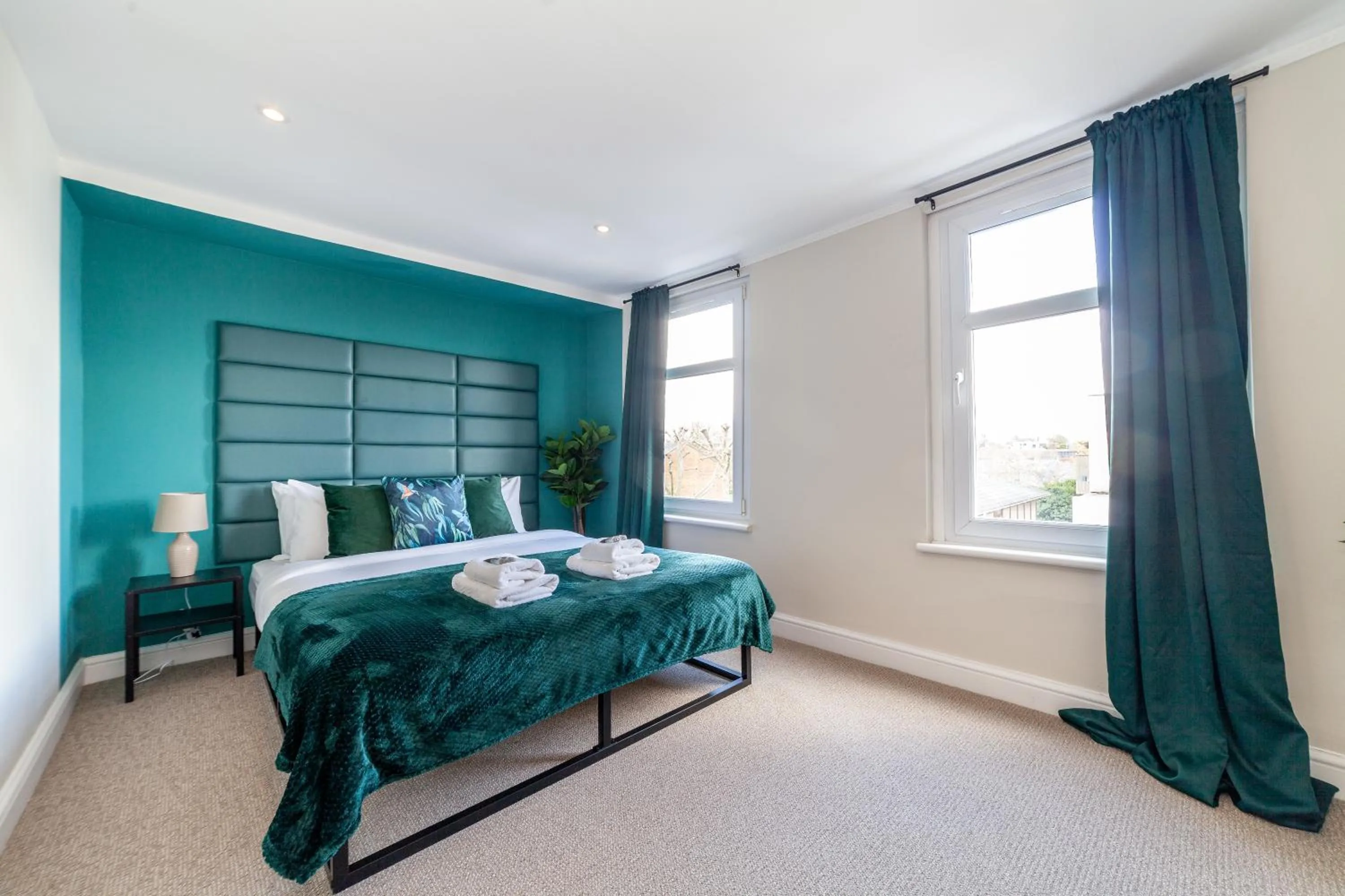 Bed in Tranquil 5BR house with garden & terrace, SE London