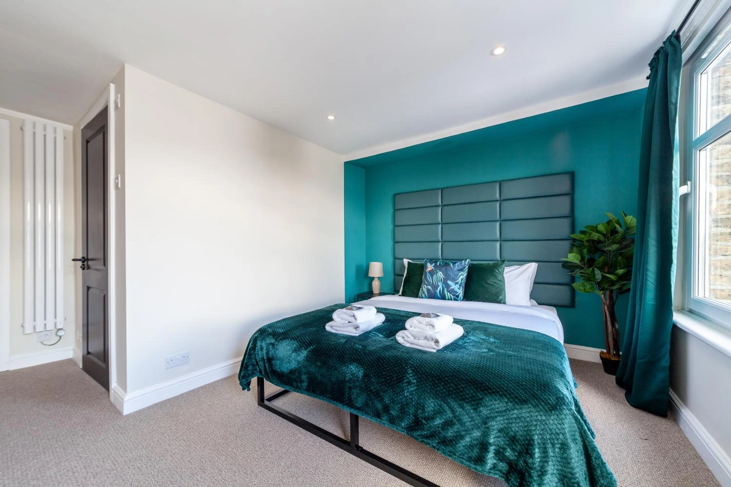 Bed in Tranquil 5BR house with garden & terrace, SE London